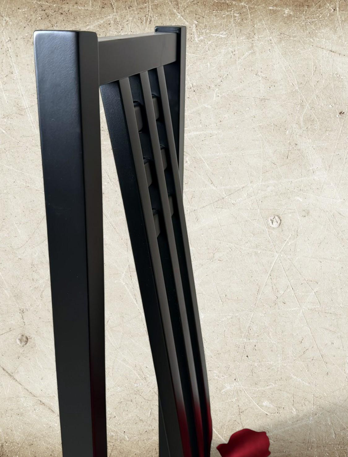 Pareja de Sillas Italianas de Madera Lacadas en Negro Estilo Mackintosh Tapicería de Terciopelo Rojo en venta 9