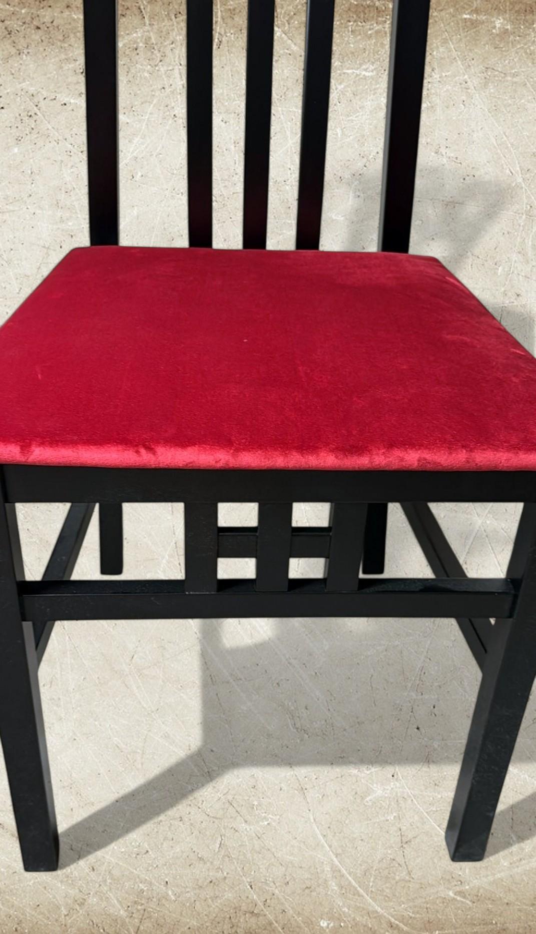 Pareja de Sillas Italianas de Madera Lacadas en Negro Estilo Mackintosh Tapicería de Terciopelo Rojo en venta 10