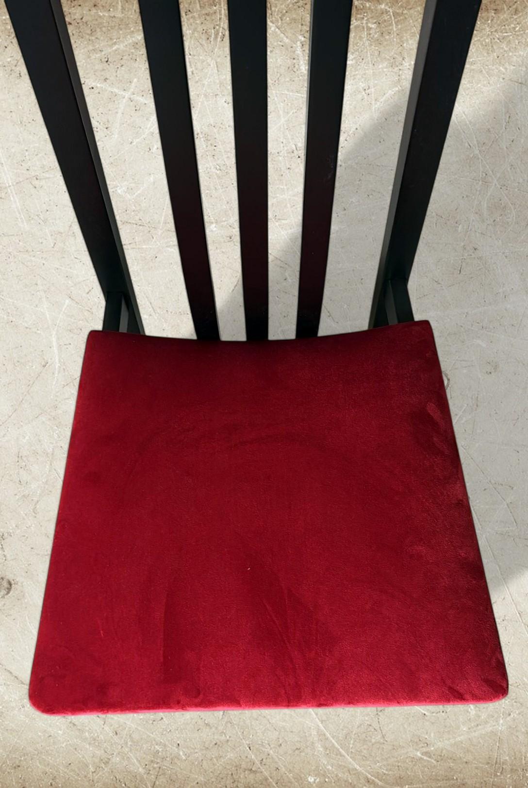 Pareja de Sillas Italianas de Madera Lacadas en Negro Estilo Mackintosh Tapicería de Terciopelo Rojo en venta 12