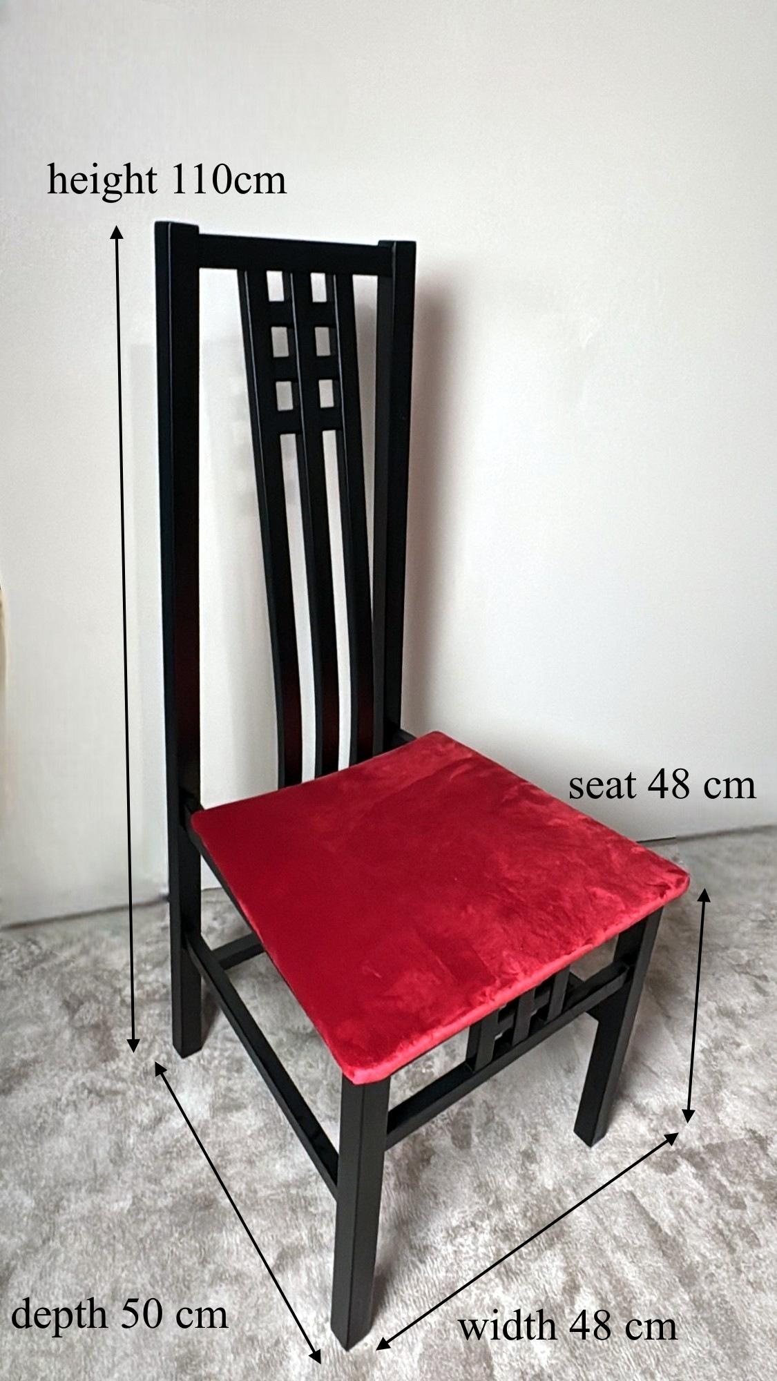 Pareja de Sillas Italianas de Madera Lacadas en Negro Estilo Mackintosh Tapicería de Terciopelo Rojo en venta 13