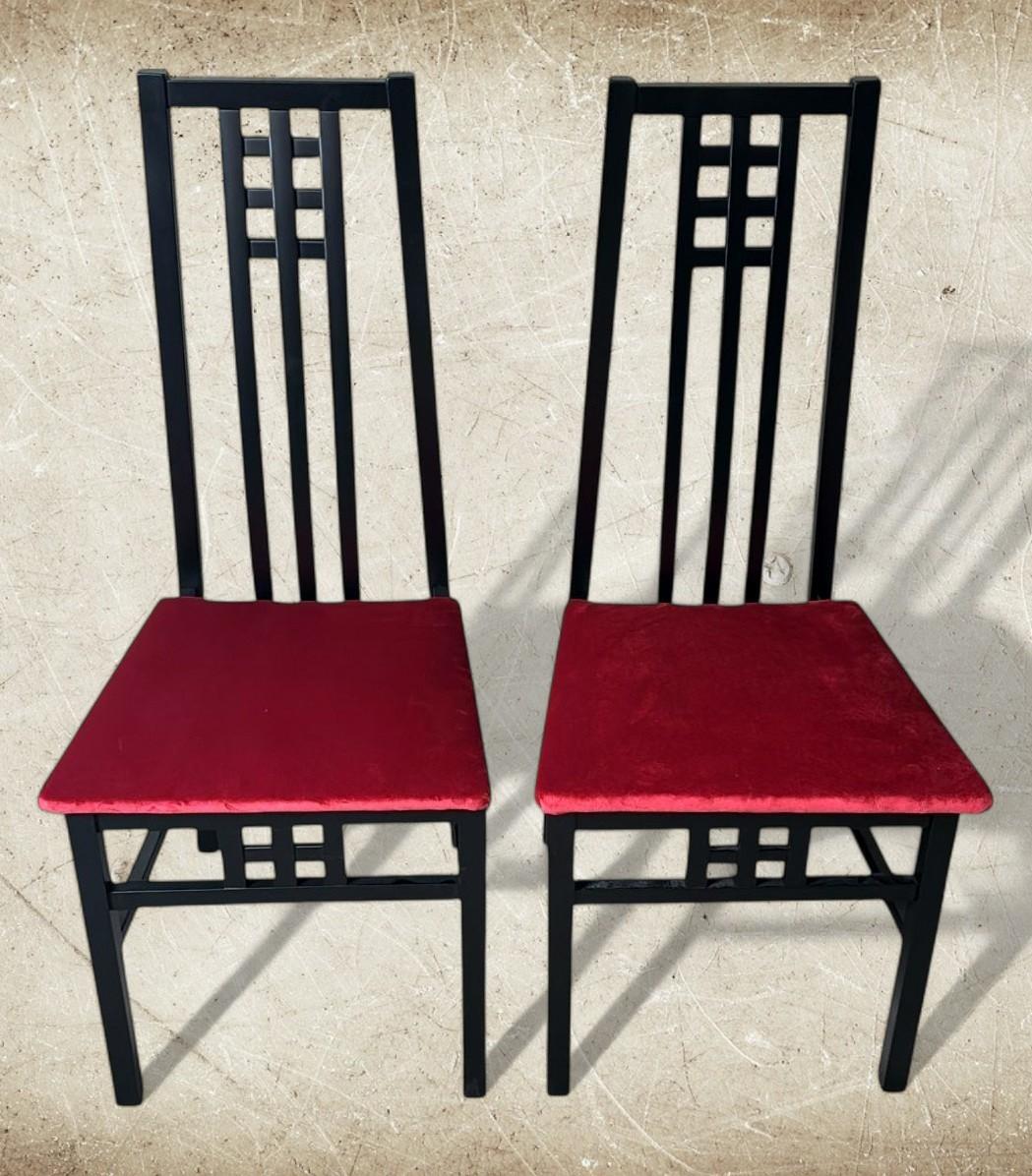 Pareja de Sillas Italianas de Madera Lacadas en Negro Estilo Mackintosh Tapicería de Terciopelo Rojo Artes y manualidades en venta
