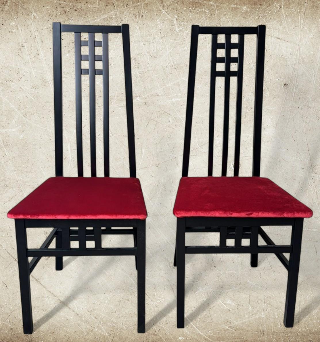 Pareja de Sillas Italianas de Madera Lacadas en Negro Estilo Mackintosh Tapicería de Terciopelo Rojo Italiano en venta