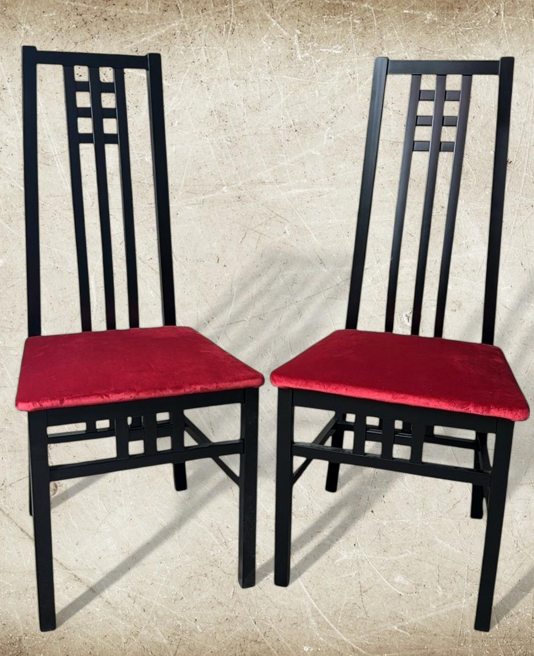 Pareja de Sillas Italianas de Madera Lacadas en Negro Estilo Mackintosh Tapicería de Terciopelo Rojo Hecho a mano en venta