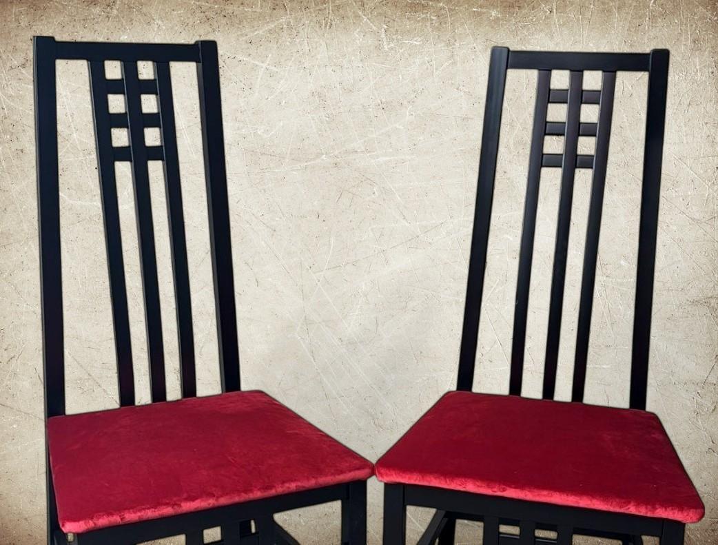 Pareja de Sillas Italianas de Madera Lacadas en Negro Estilo Mackintosh Tapicería de Terciopelo Rojo en Bueno estado para la venta en Prato, Tuscany