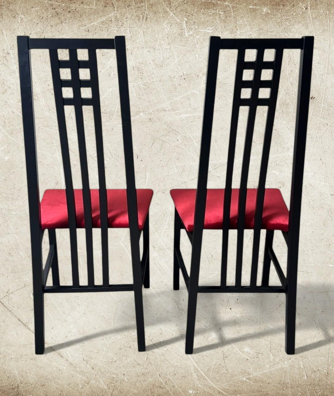 Pareja de Sillas Italianas de Madera Lacadas en Negro Estilo Mackintosh Tapicería de Terciopelo Rojo siglo XX en venta