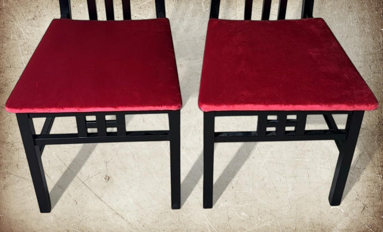 Pareja de Sillas Italianas de Madera Lacadas en Negro Estilo Mackintosh Tapicería de Terciopelo Rojo en venta 1