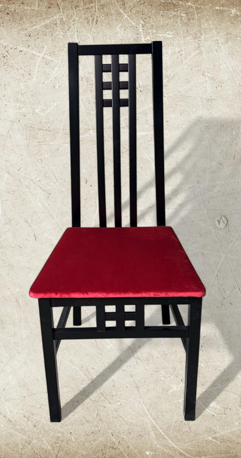 Pareja de Sillas Italianas de Madera Lacadas en Negro Estilo Mackintosh Tapicería de Terciopelo Rojo en venta 2