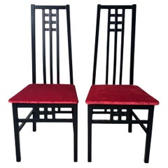 Pareja de Sillas Italianas de Madera Lacadas en Negro Estilo Mackintosh Tapicería de Terciopelo Rojo