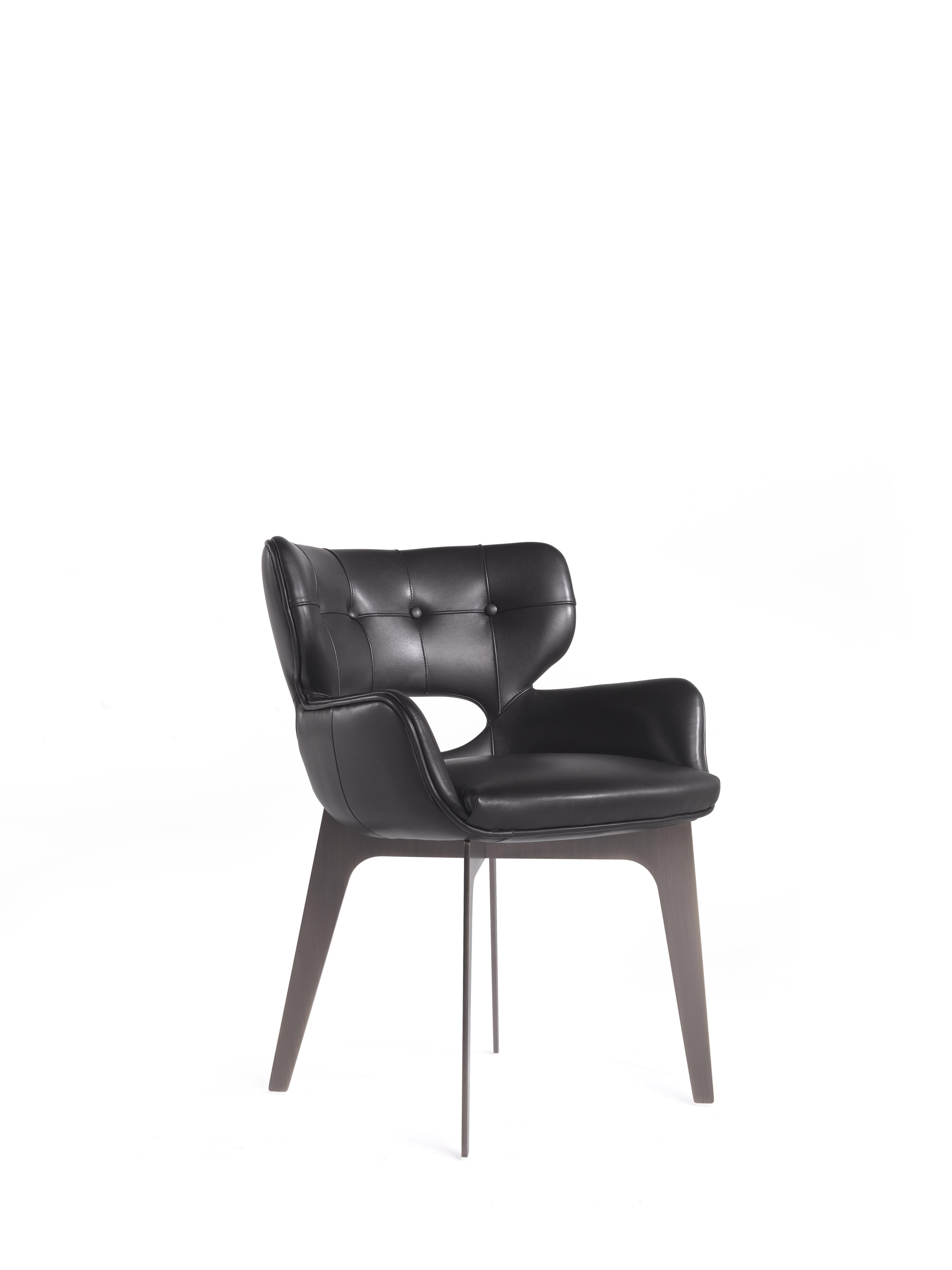 Mit seinem unverwechselbaren Stil der 1950er Jahre verleiht der üppige und raffinierte Sessel dem Wohnzimmer eine schicke und moderne Note. Maclaine ist in verschiedenen Ausführungen erhältlich; in diesem Fall ist er mit der neuen Seide mit
