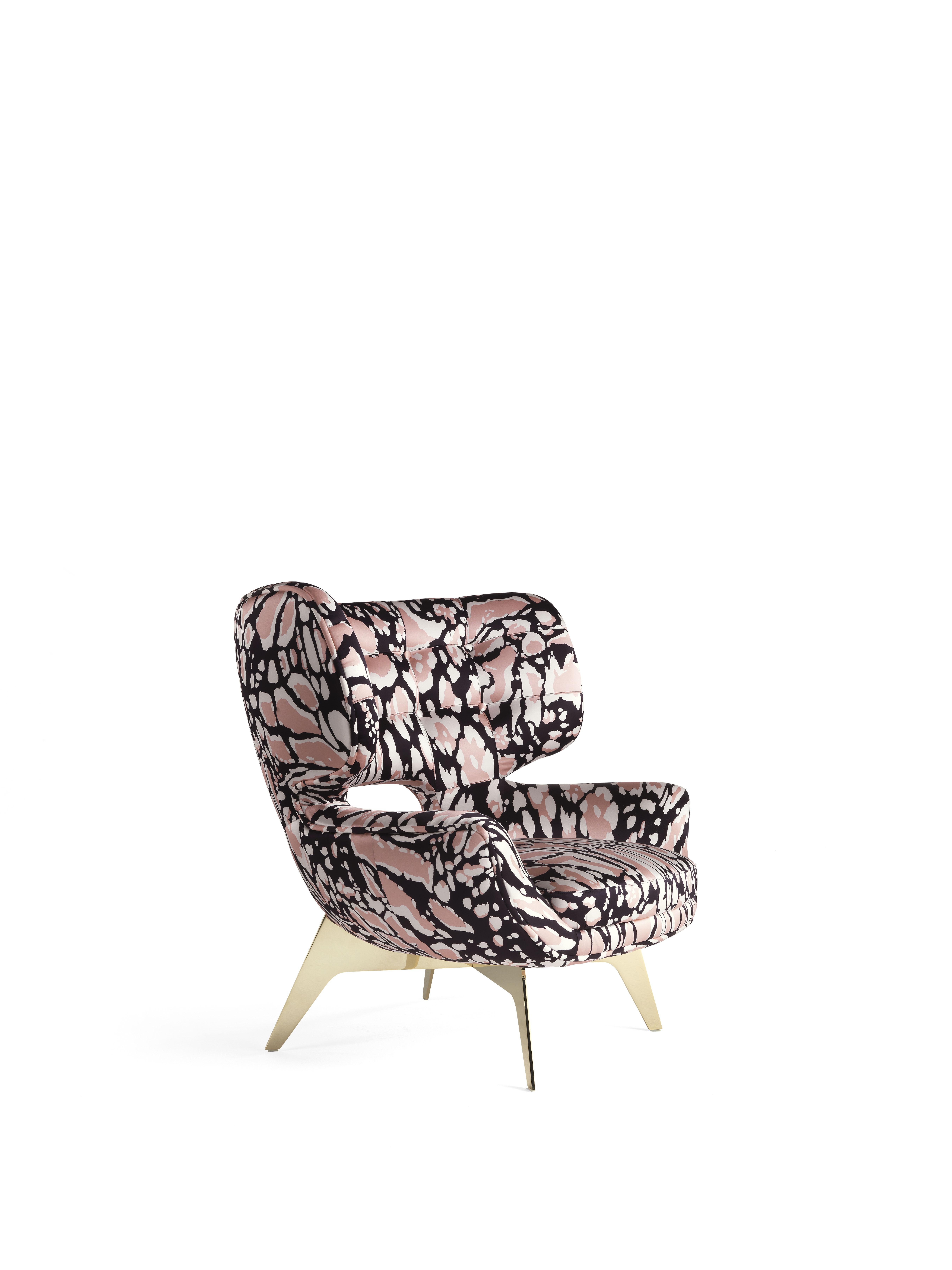 With a distinctive 1950s style, the exuberant and refined armchair lends a chic and contemporary touch to the living room. Maclaine comes in different finishings; in this case, it is upholstered in the new silk with lynx print.
Maclaine Armchair
