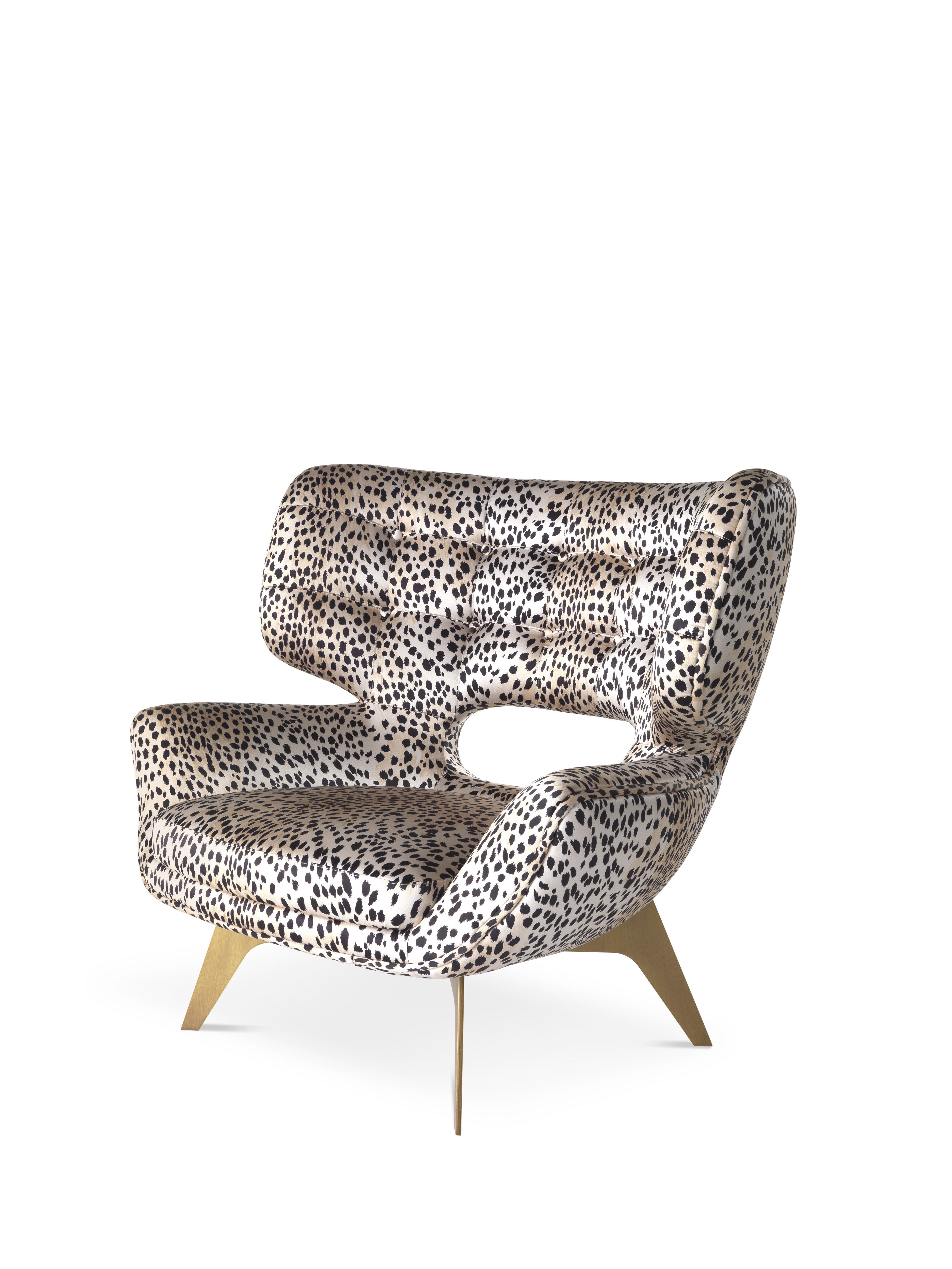 With a distinctive 1950s style, the exuberant and refined armchair lends a chic and contemporary touch to the living room. Maclaine comes in different finishings; in this case, it is upholstered in the new silk with lynx print.
Maclaine Armchair