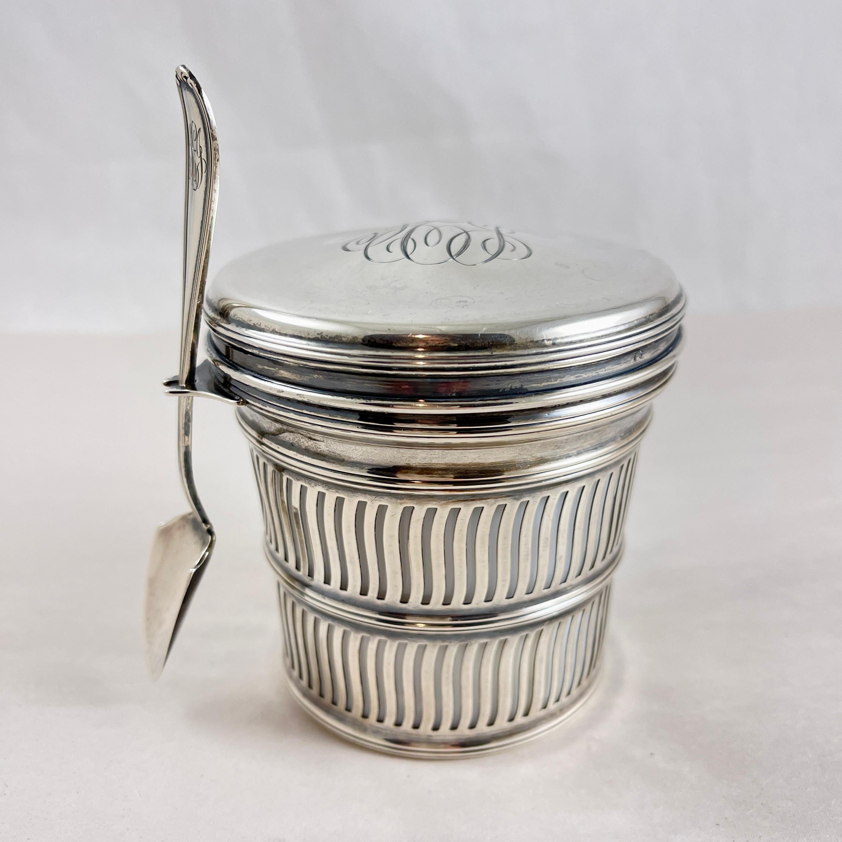 Uno scarso set da portata composto da un barattolo di formaggio in vetro MacLaren's Imperial Milk Glass inserito in un supporto in argento Sterling con coperchio e cucchiaio da portata, circa 1900-1920.

Il formaggio MacLaren's Imperial Stratford è
