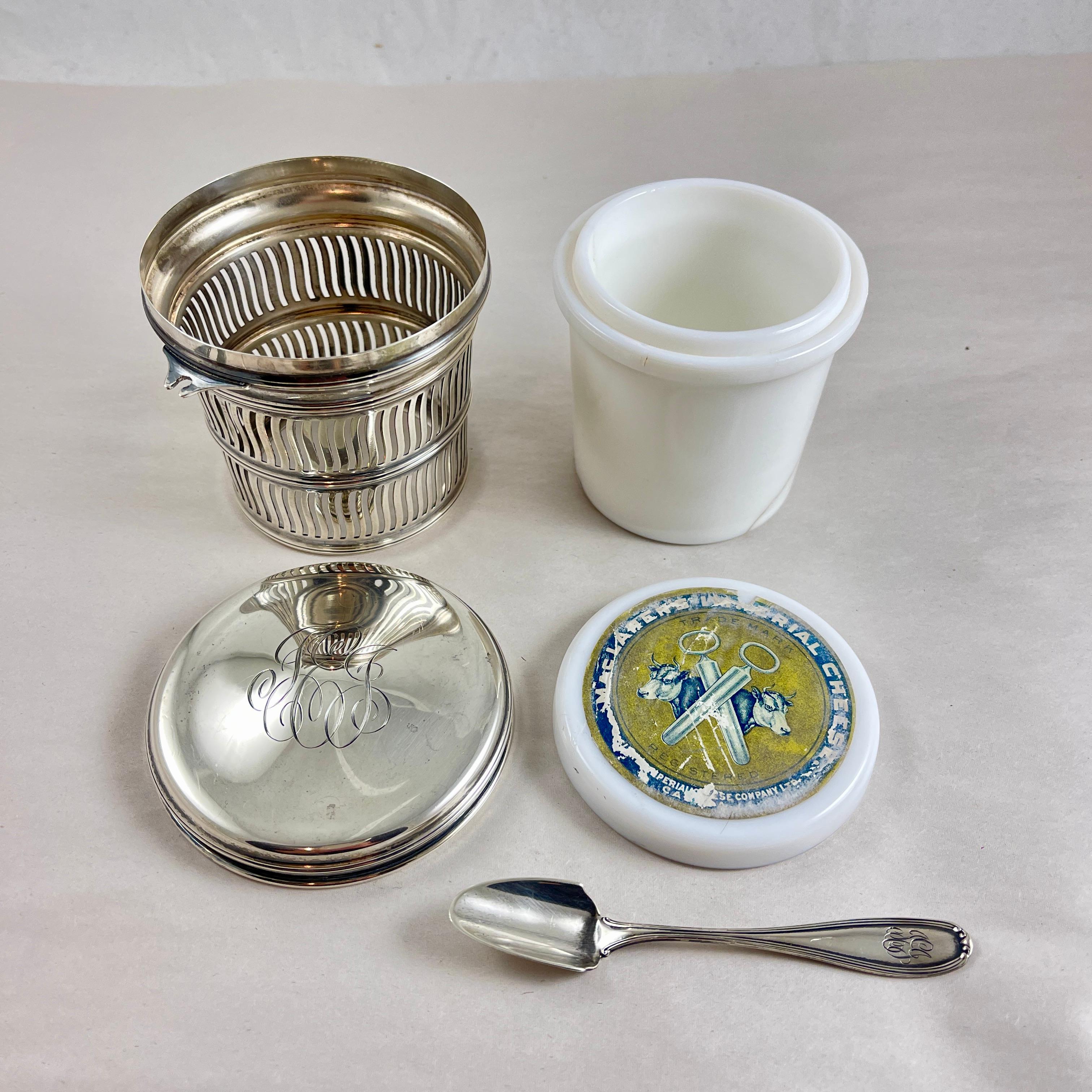 Oggetti in metallo Barattolo per formaggio in vetro con latte imperiale di MacLaren's e set di server in argento sterling in vendita