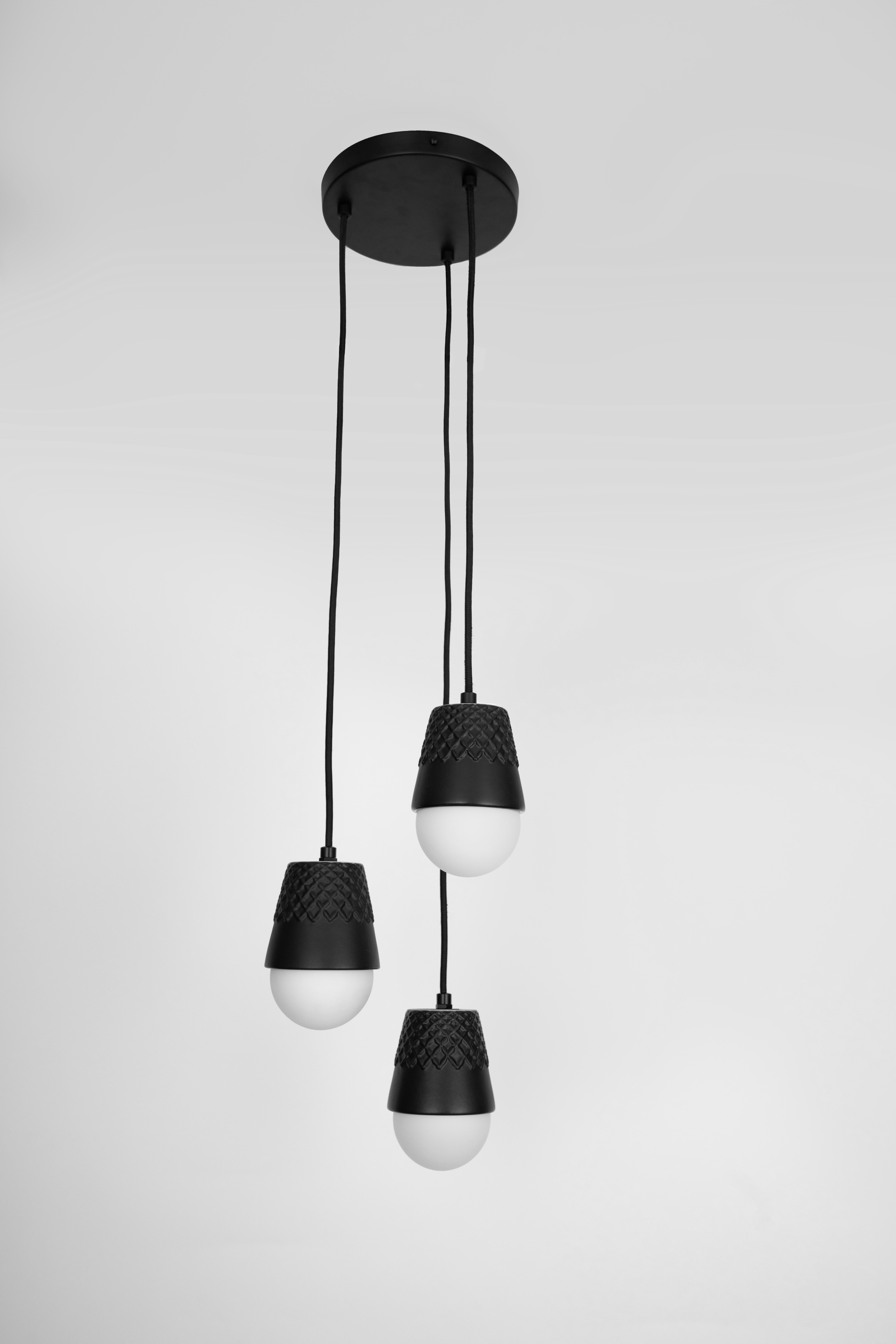 Lampada a sospensione Macrame 01 di Saadia Design
Dimensioni: Ø 18 x H. 100 cm.
Materiali: Ceramica, metallo e vetro opalino.

L'altezza di questa lampada è regolabile. Tutte le nostre lampade possono essere cablate a seconda del Paese. Se viene