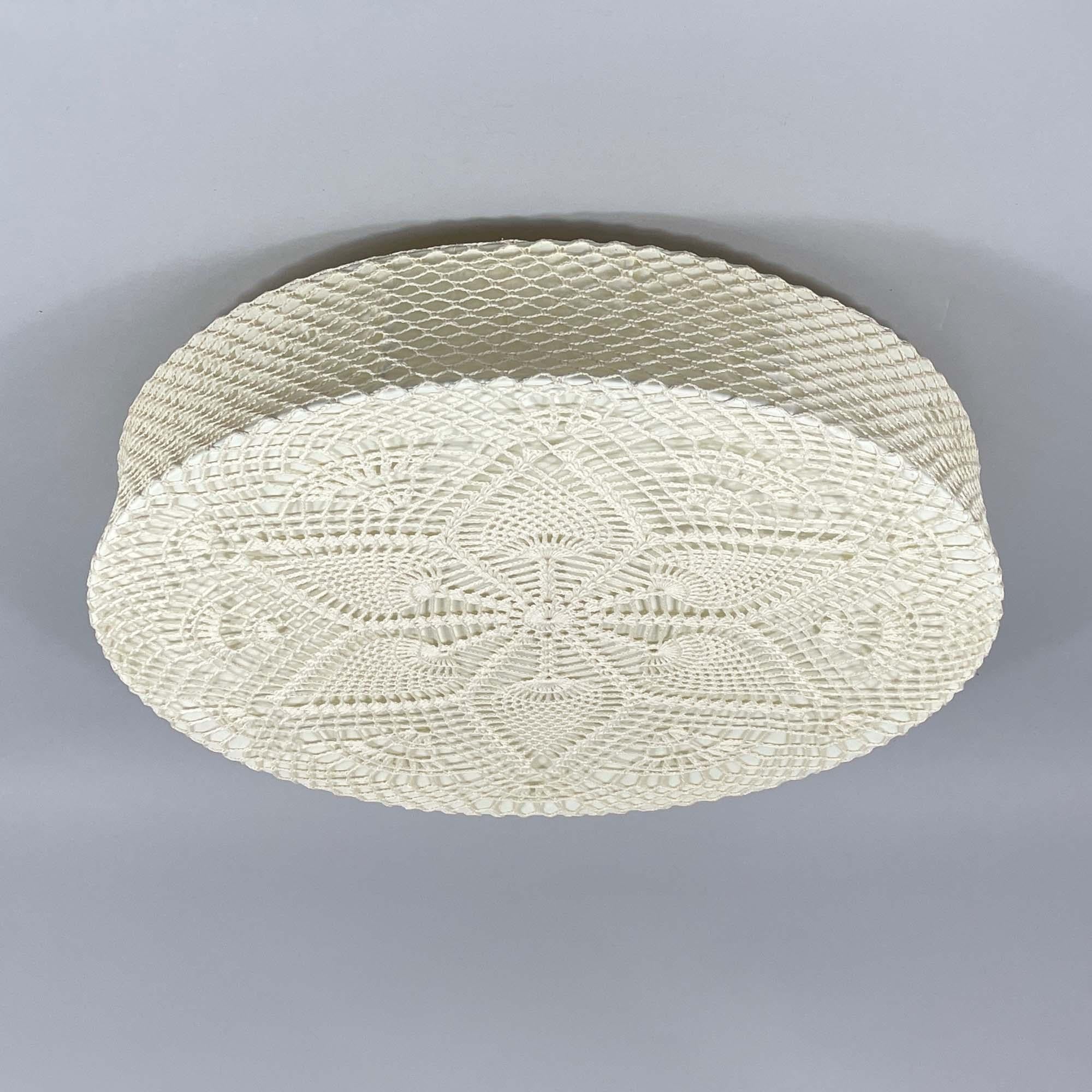 Ce plafonnier/encastré inhabituel a été conçu et fabriqué en Suède dans les années 1960-1970.

Il présente un magnifique motif macramé complexe, avec un motif floral en son centre entouré de détails géométriques en forme de dentelle, créant un