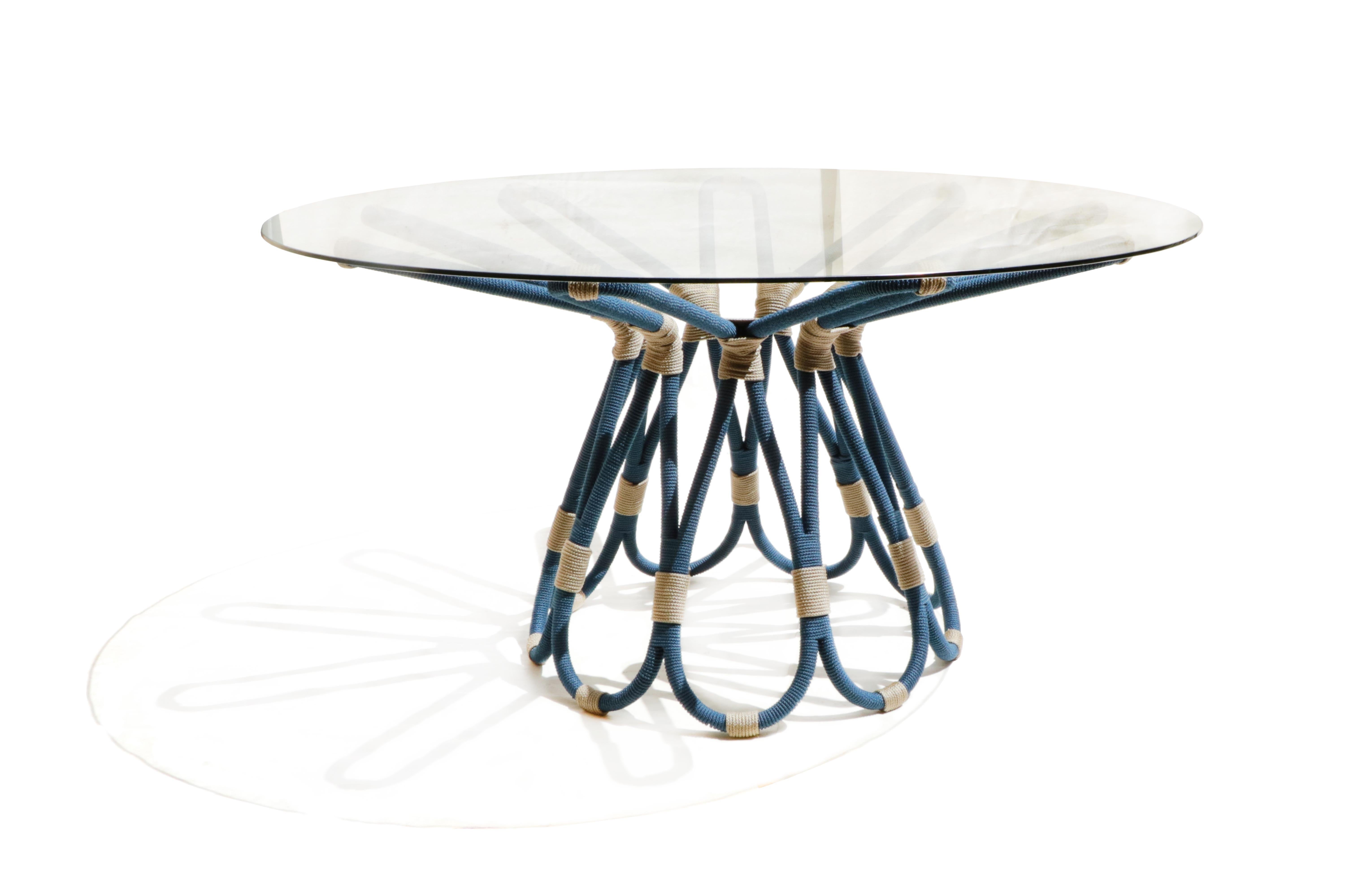 Tradition, culture, history and memory. Elements linked to the design of the Macramé Table to praise the inspiration in the manual weaving technique that comes from distant times and lands beyond the sea. Forged in stainless steel, the structural