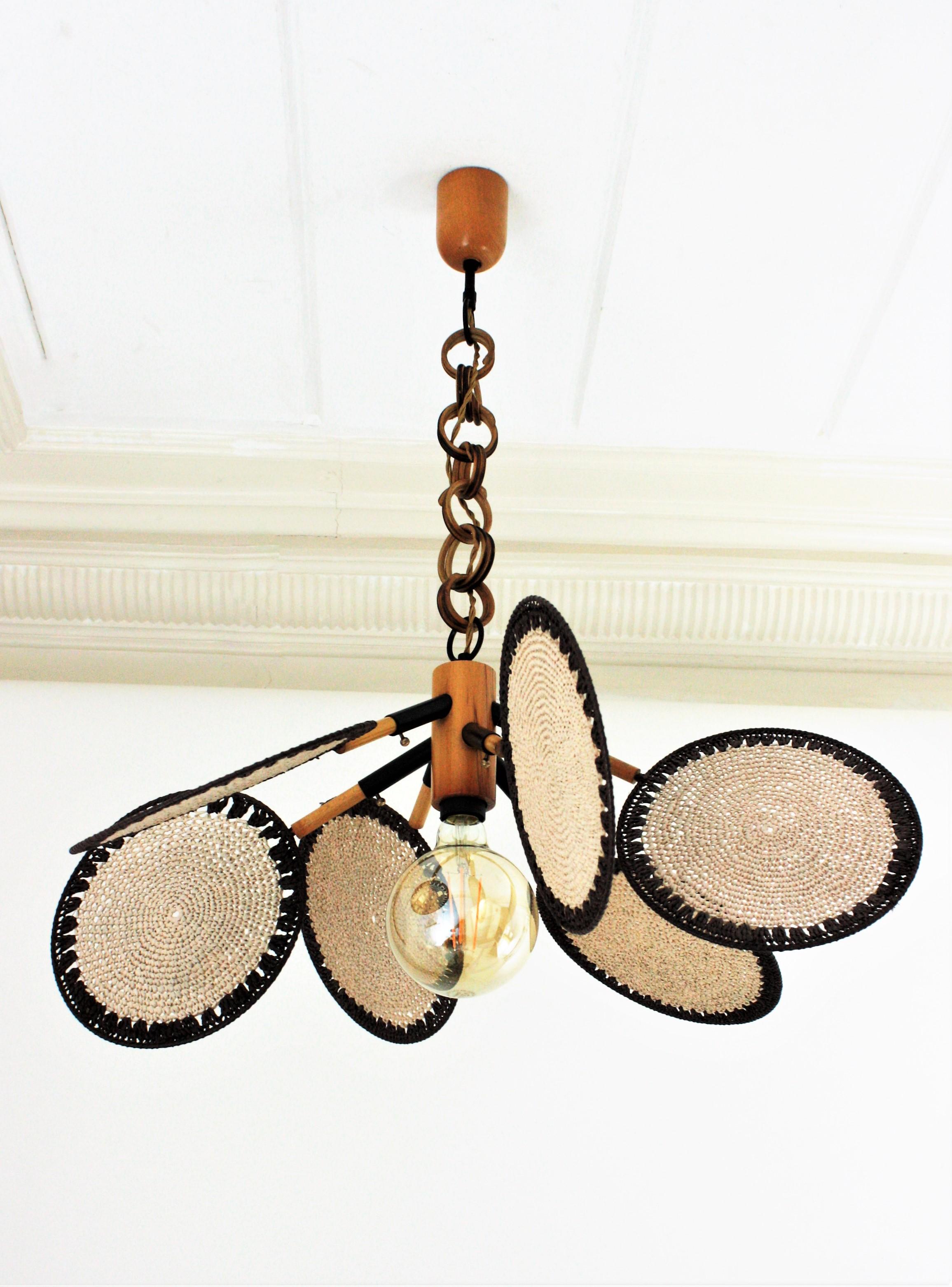 Spago Lampadario / Ciondolo 'Uchiwa' in fibra di rattan macramè, anni '70 in vendita
