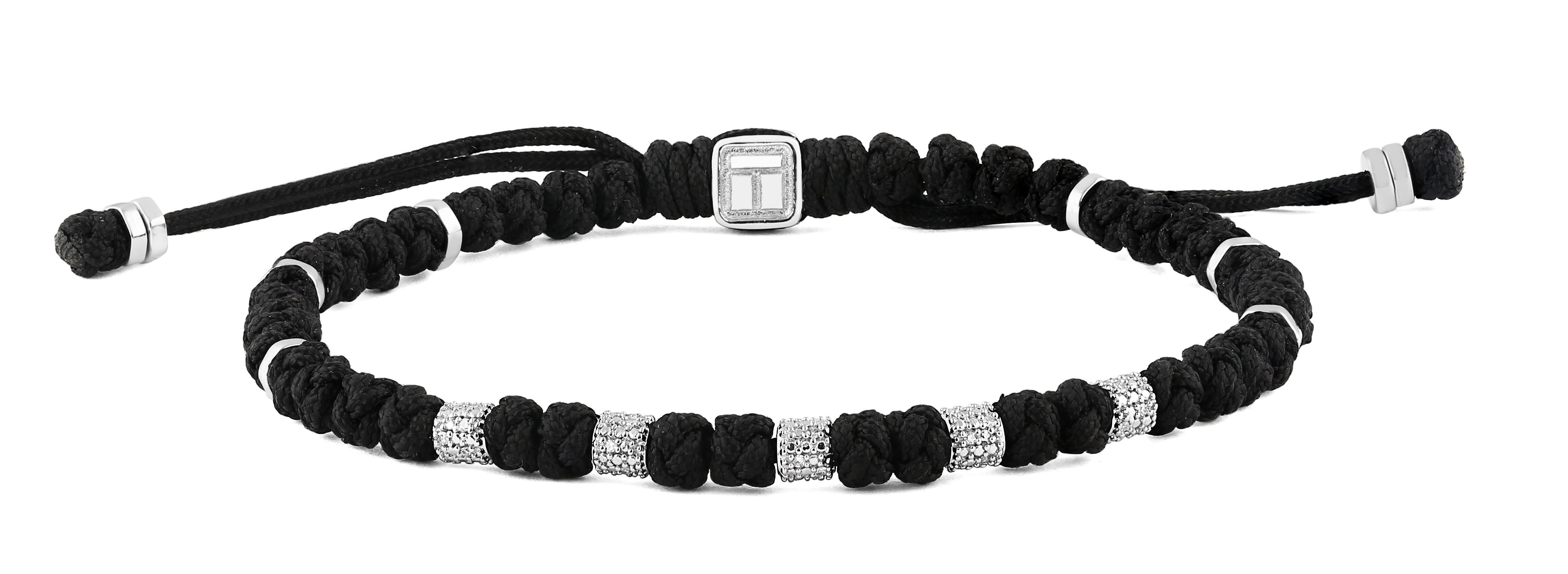 Ce bracelet macramé utilise des nœuds chinois tissés de manière complexe à partir d'un seul fil pour créer des nœuds semblables à des perles, espacés par des perles pavées de diamants blancs formant un élément de mise en valeur sur le devant. Ce