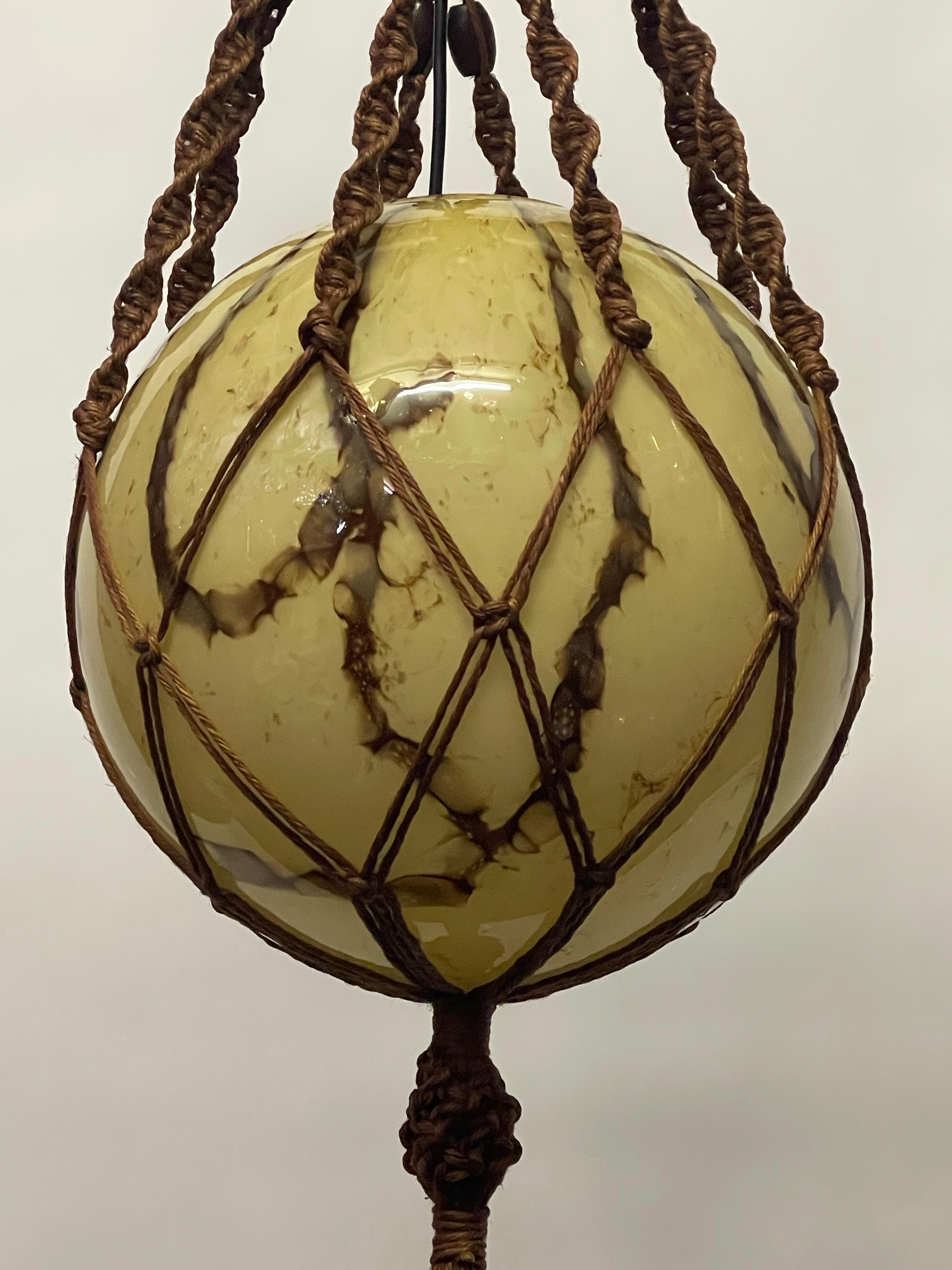 Ciondolo in stile macramè con grande sfera di vetro opalino marmorizzato tedesco, anni '20 in vendita 5