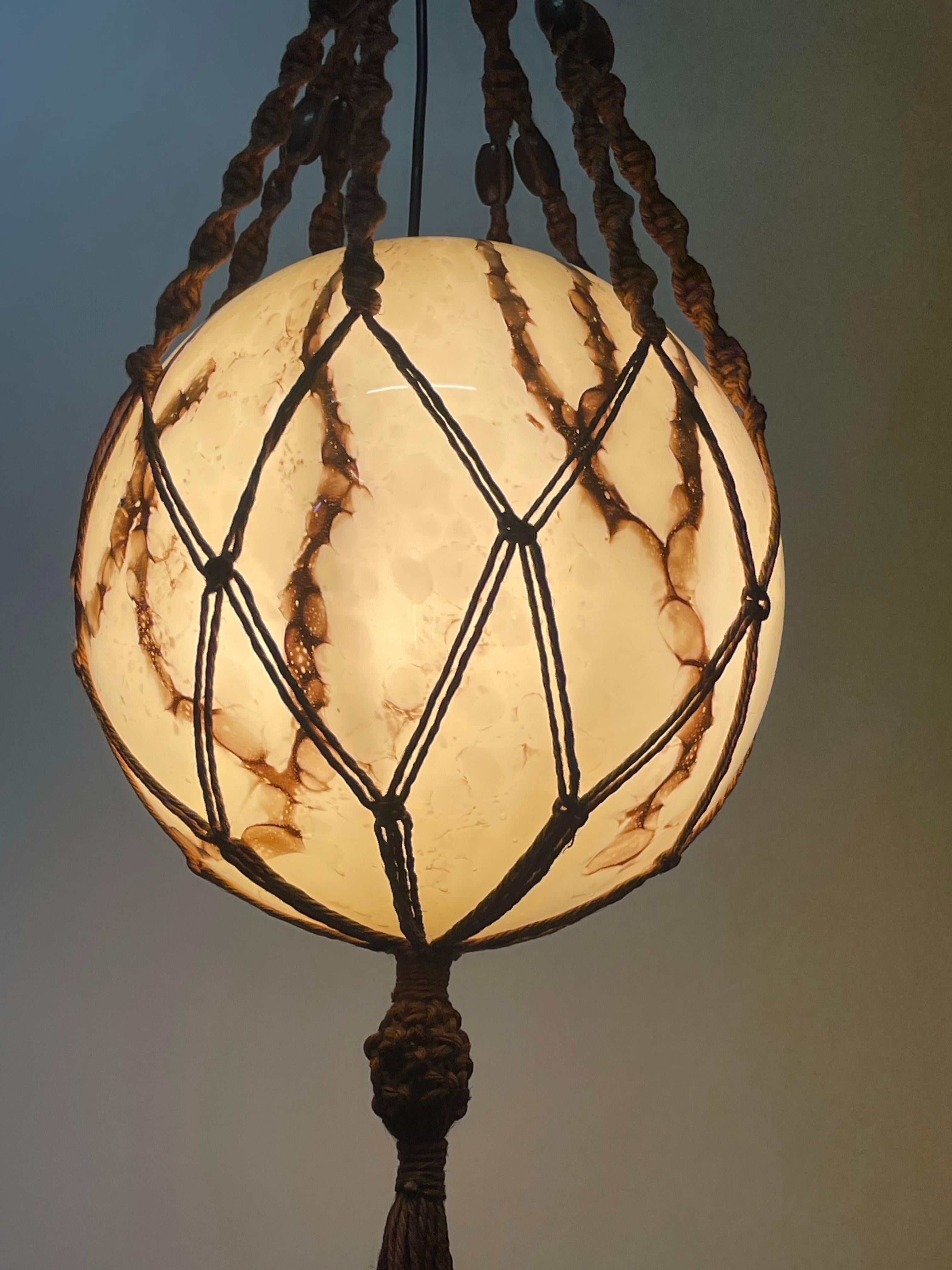 Ciondolo in stile macramè con grande sfera di vetro opalino marmorizzato tedesco, anni '20 in vendita 7