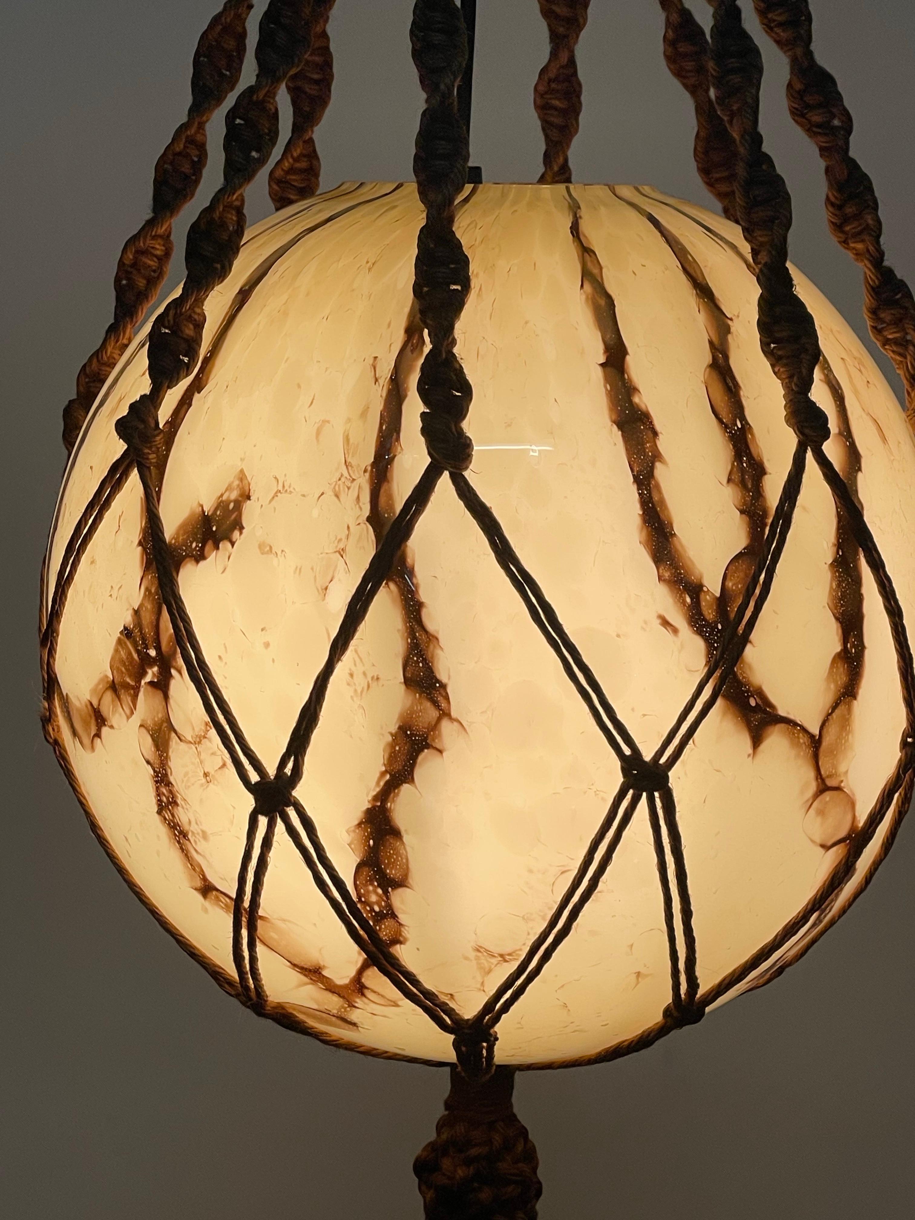 Ciondolo in stile macramè con grande sfera di vetro opalino marmorizzato tedesco, anni '20 in vendita 8