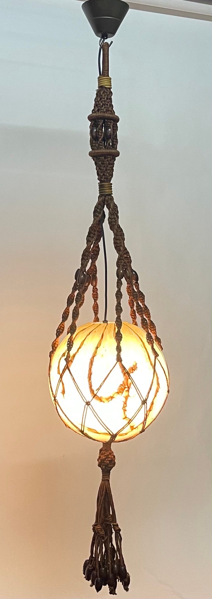 Un grande pendente tedesco in vetro opalino marmorizzato con montatura in fibra naturale marrone.
Un mappamondo in vetro originale degli anni '20. 
La montatura in stile macramè risale agli anni '70 circa.
Attacco: un attacco E27 o E26 (USA) per