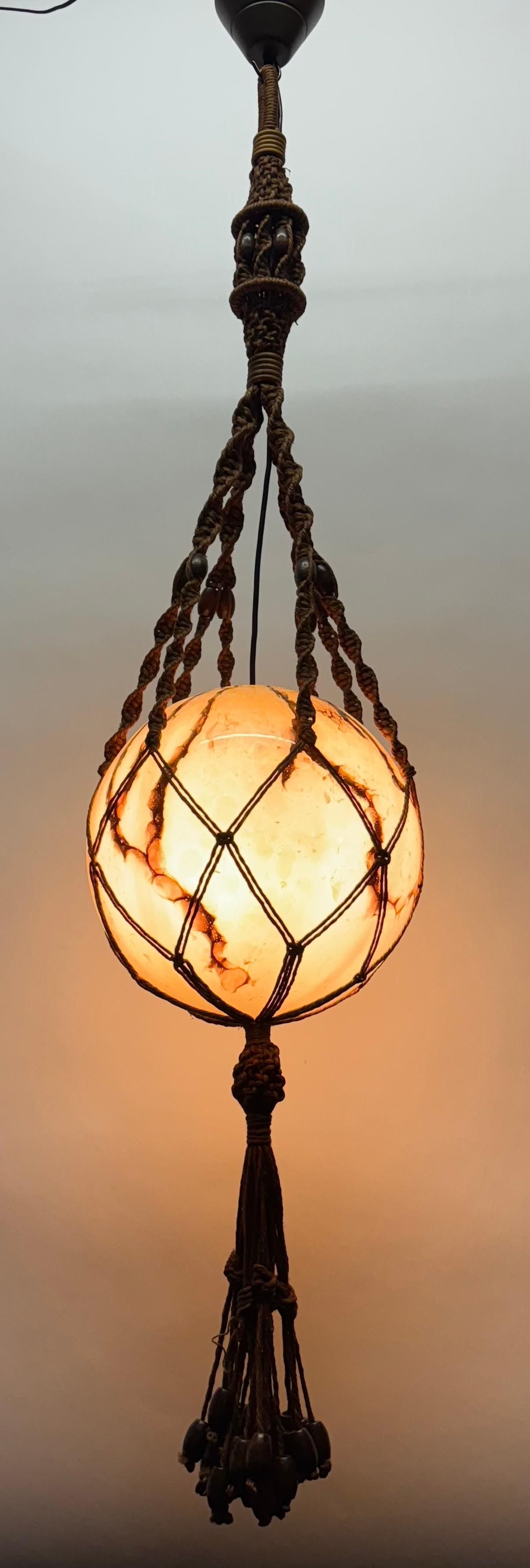 Art Déco Ciondolo in stile macramè con grande sfera di vetro opalino marmorizzato tedesco, anni '20 in vendita