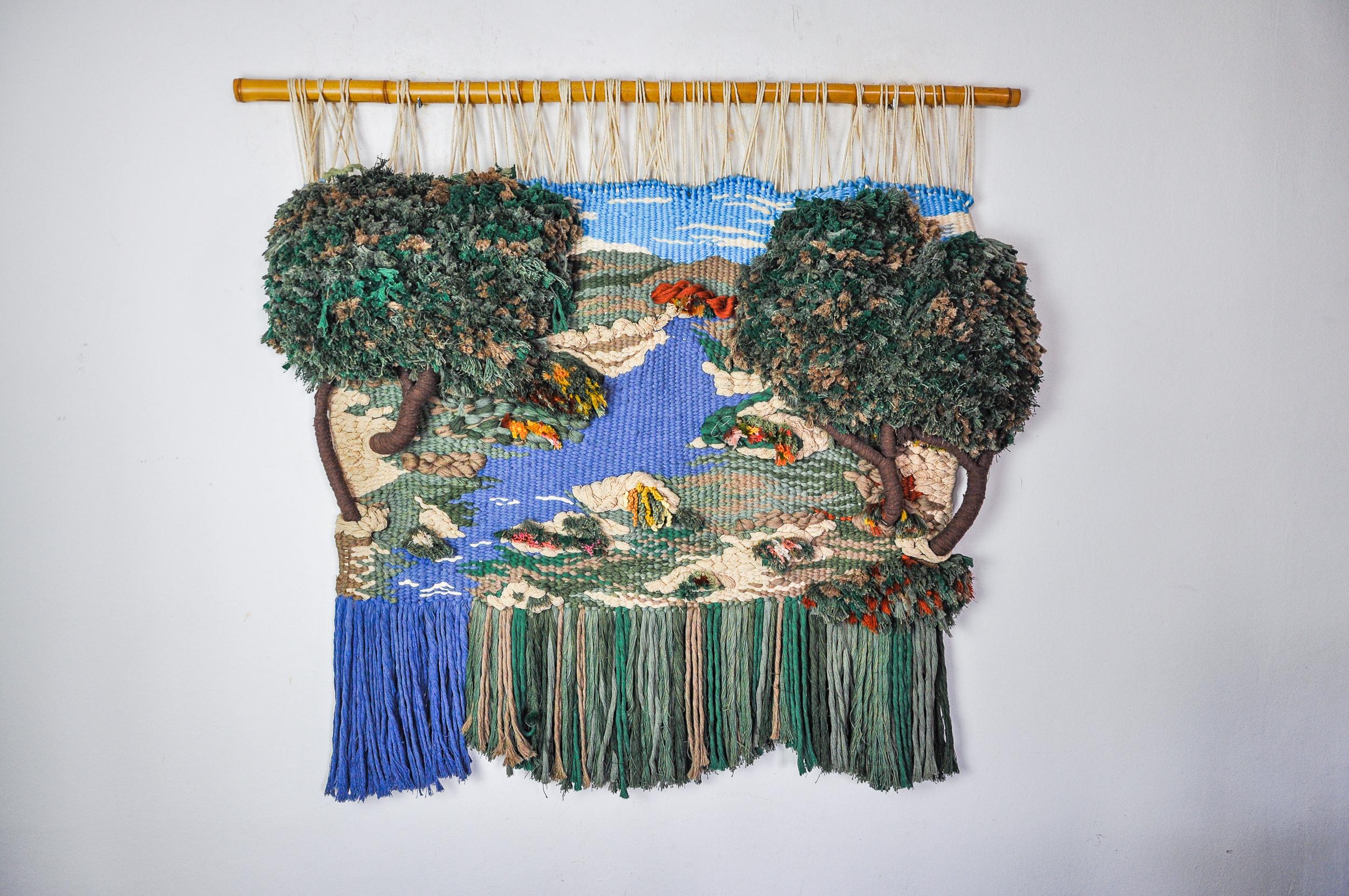 Hervorragender Makramee-Wandteppich aus Spanien aus den 1970er Jahren. Großes Format. Handgefertigter Wandteppich aus verschiedenen Texturen und MATERIALEN, der einzigartige Muster und Reliefs erzeugt. Alle Seile und Fäden wurden von der Künstlerin