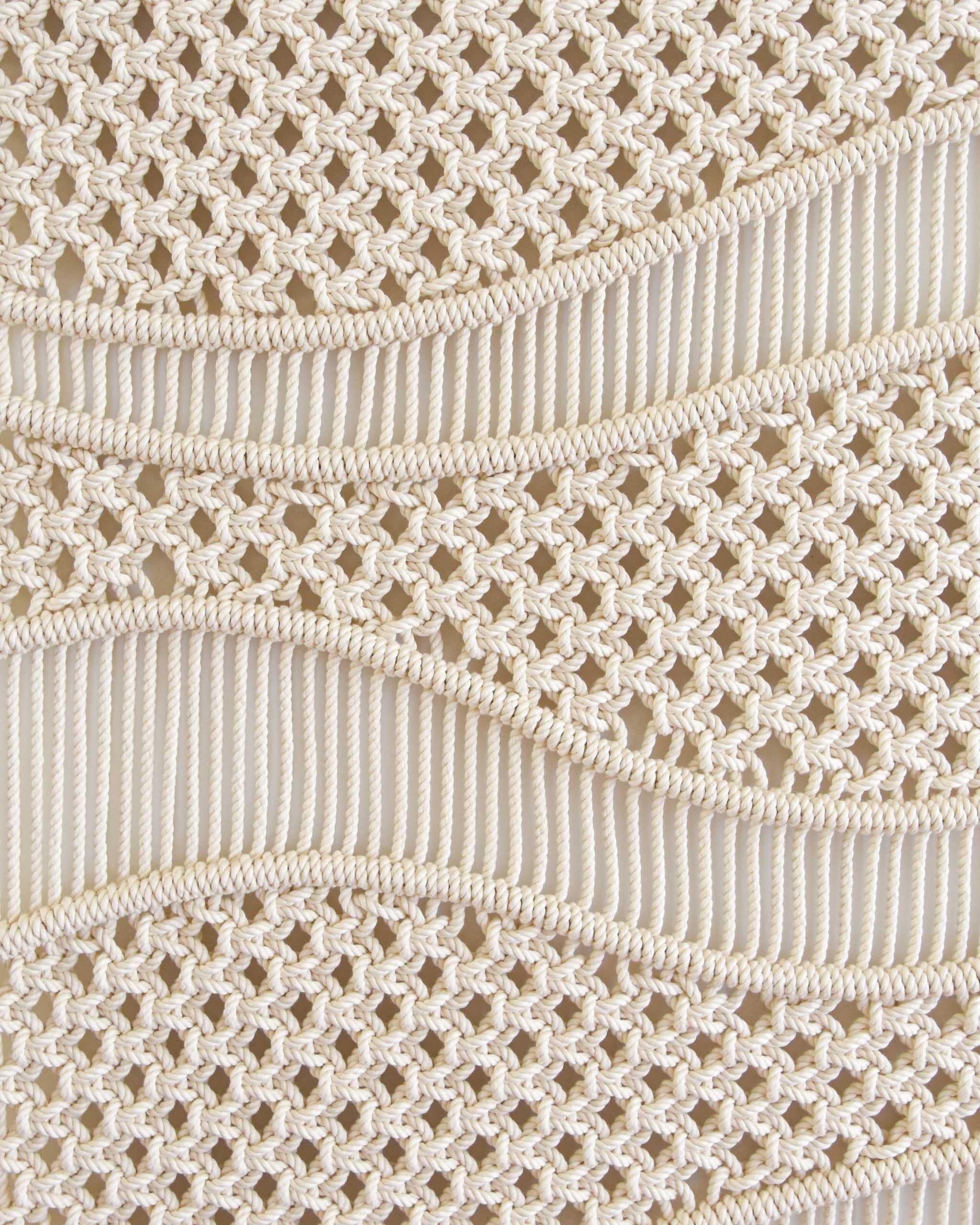 Macrame Wandbehang, Faserkunst-Wandteppich, EQUILIBRIUM von TAMAR SAMPLONIUS (Handgeknüpft) im Angebot