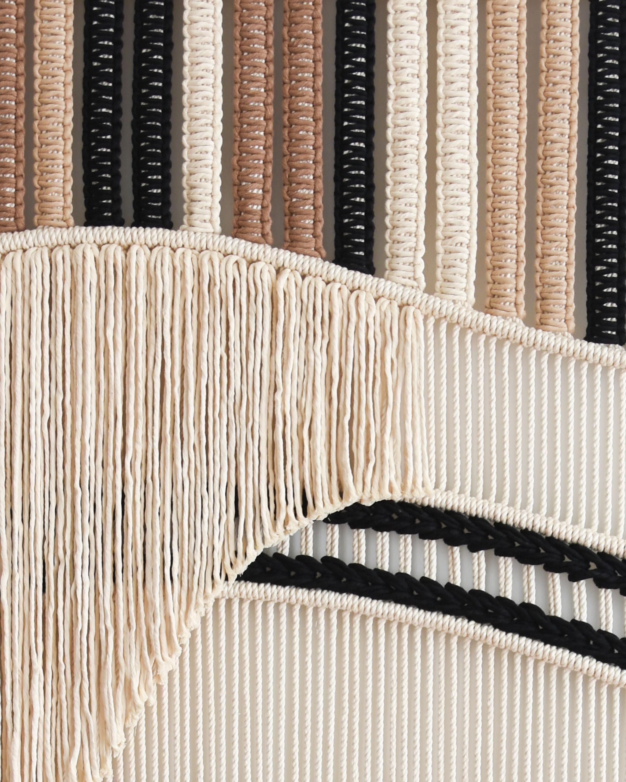 Macrame Wandbehang, Faserkunst-Wandteppich, FLOW - Dünen von TAMAR SAMPLONIUS (Niederländisch) im Angebot
