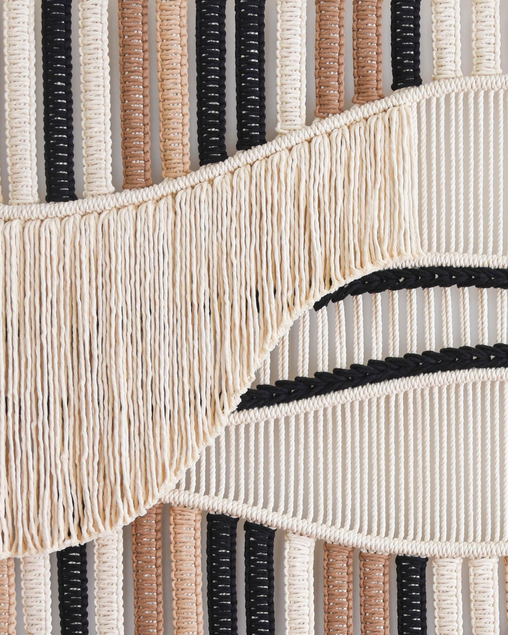 Tessuto a mano Appendiabiti da parete in macramè, arazzo in fibra d'arte, FLOW - dune di TAMAR SAMPLONIUS in vendita