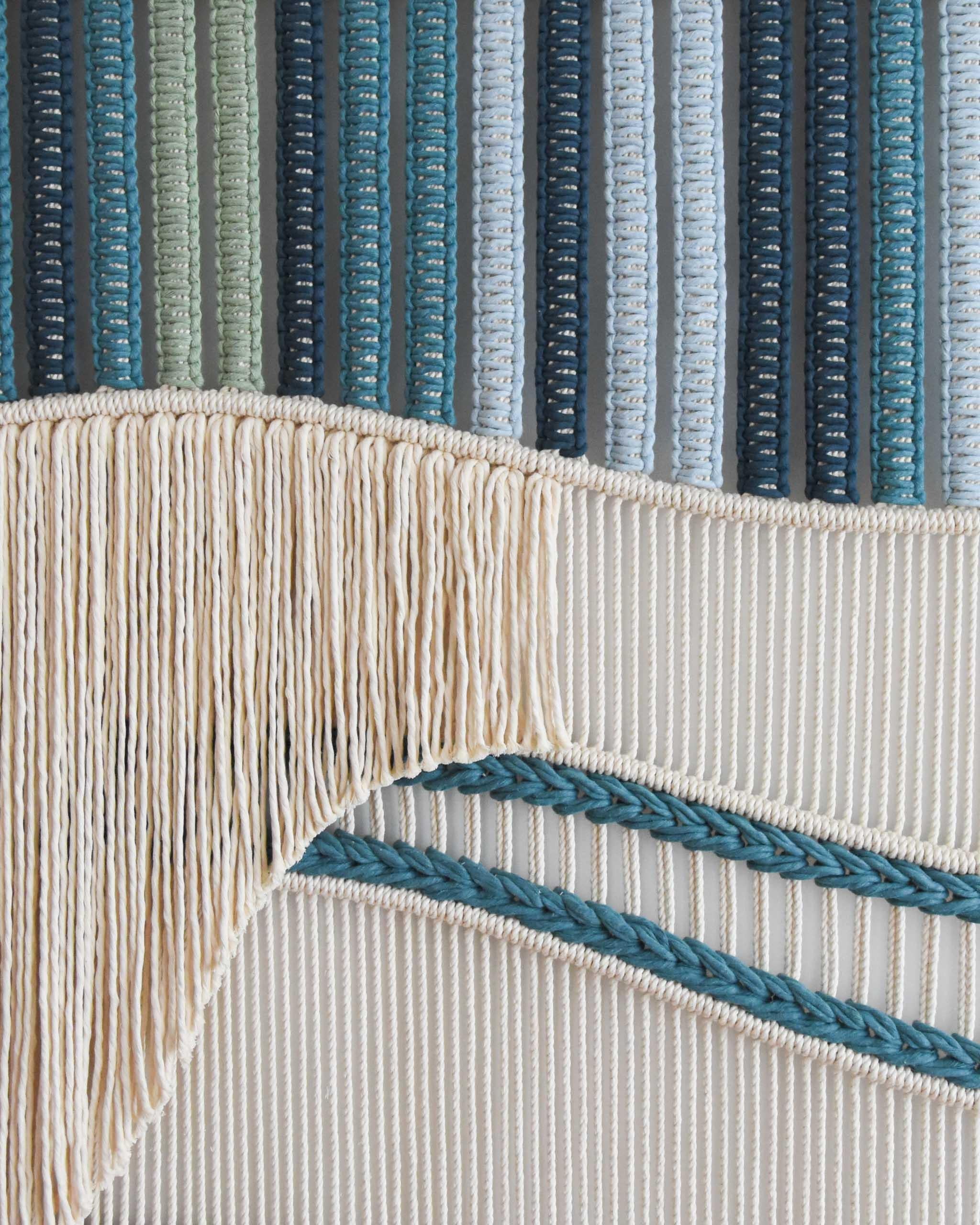 Olandese Appendiabiti da parete in macramè, arazzo in fibra d'arte, FLOW - ocean di TAMAR SAMPLONIUS in vendita