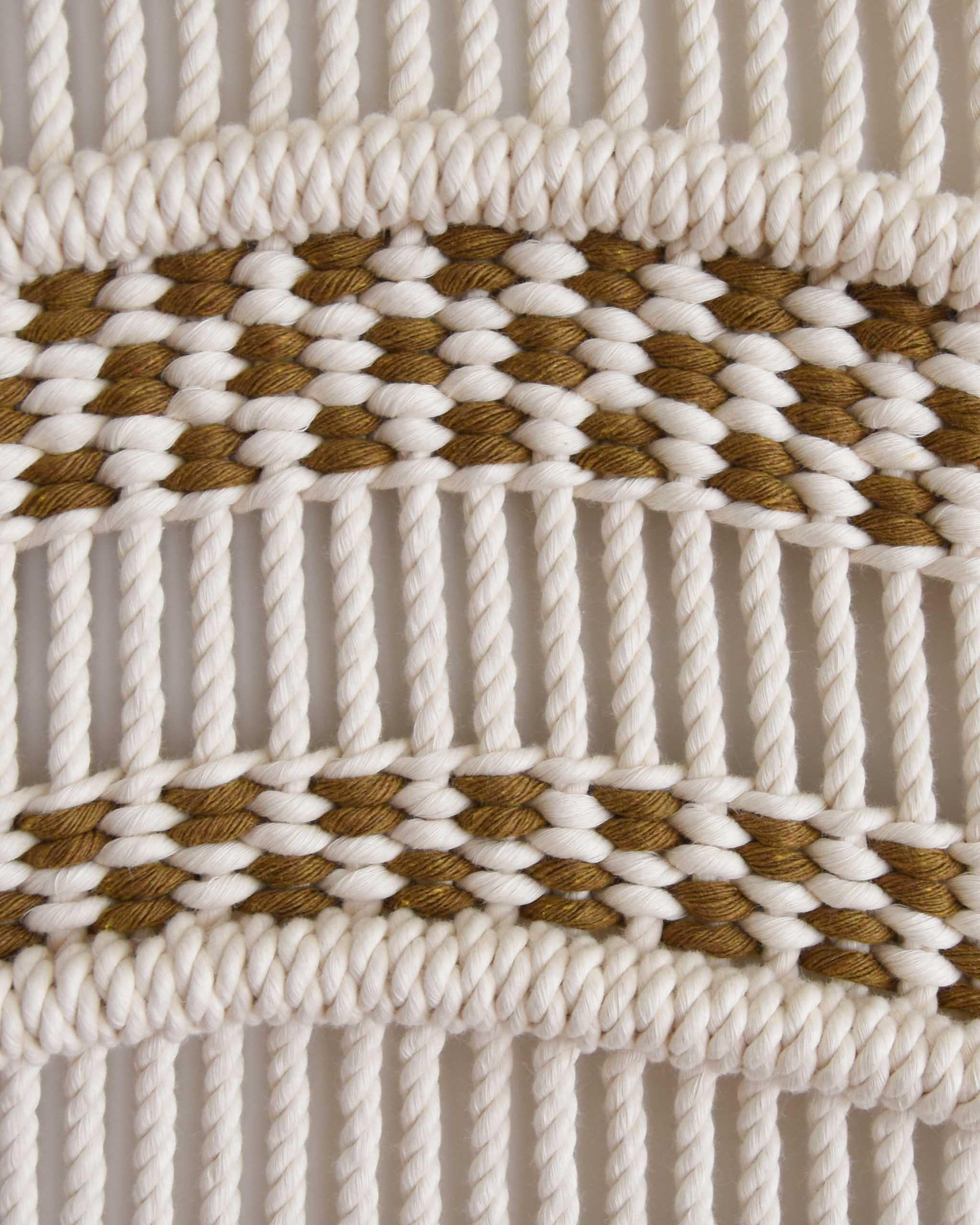 Macrame Wandbehang, Faserkunst-Wandteppich, Seilkunst, TIDES von TAMAR SAMPLONIUS (Gewebt) im Angebot