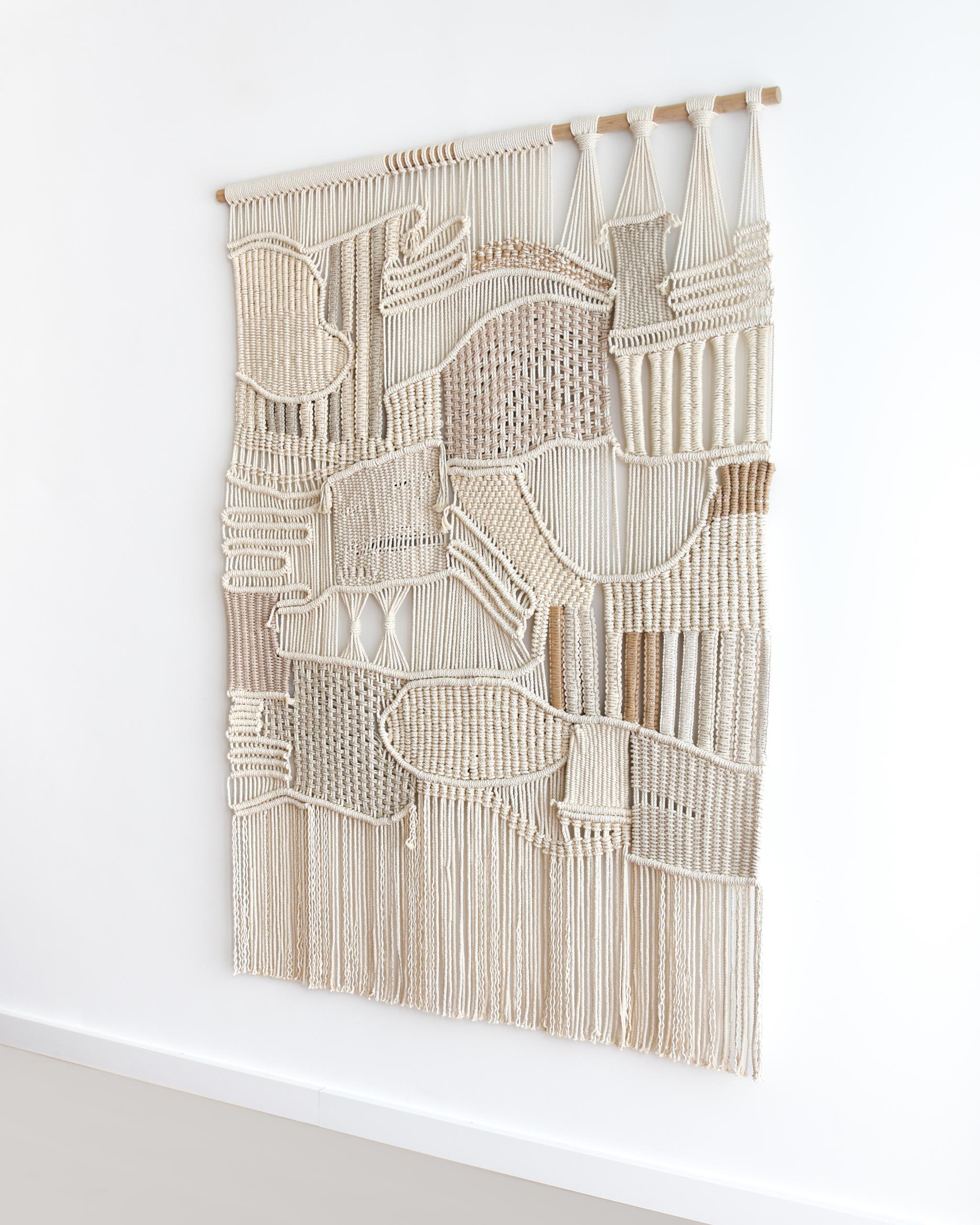 Macrame Wandbehang, Wandteppich aus gewebtem Faserkunst, IMPAR NEXUS von TAMAR SAMPLONIUS (Handgewebt) im Angebot