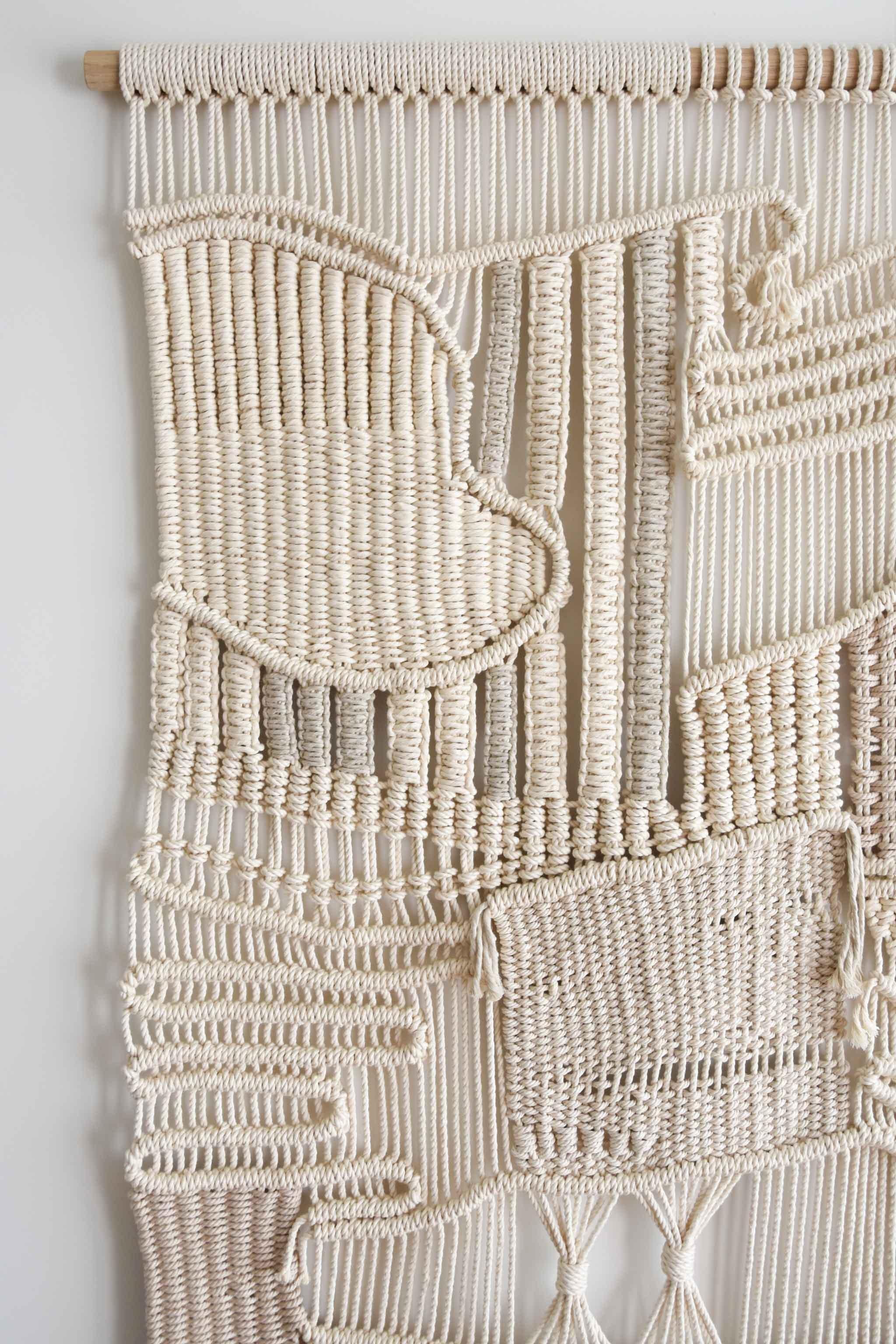 Macrame Wandbehang, Wandteppich aus gewebtem Faserkunst, IMPAR NEXUS von TAMAR SAMPLONIUS (21. Jahrhundert und zeitgenössisch) im Angebot