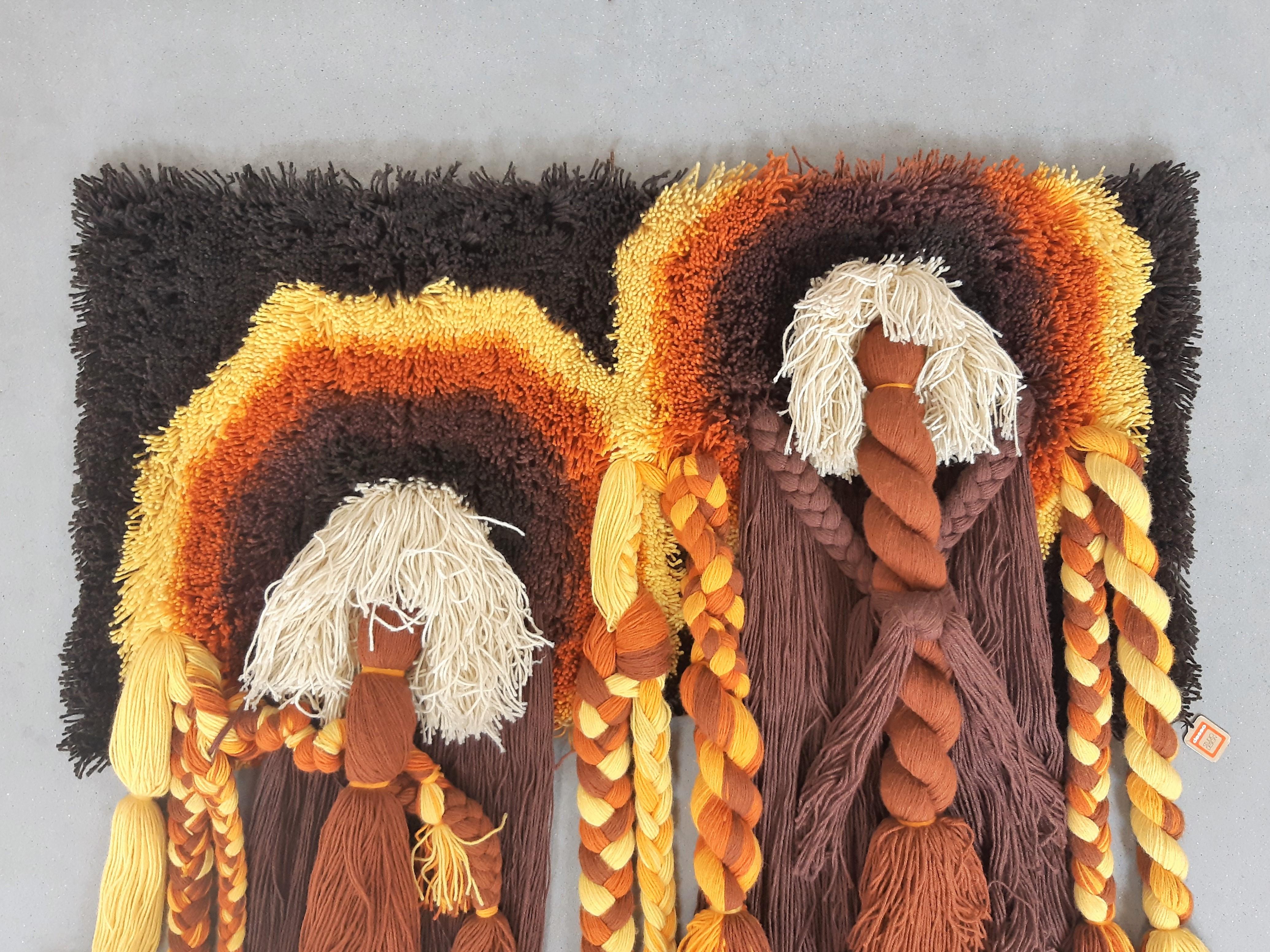 Ce fantastique tapis mural a été fabriqué dans les années 1970 par Desso, un important fabricant de tapis de qualité aux Pays-Bas. Il est fait de polyacryl et résulte d'une technique de tissage de haute qualité. Ce tapis noué en macramé à poils