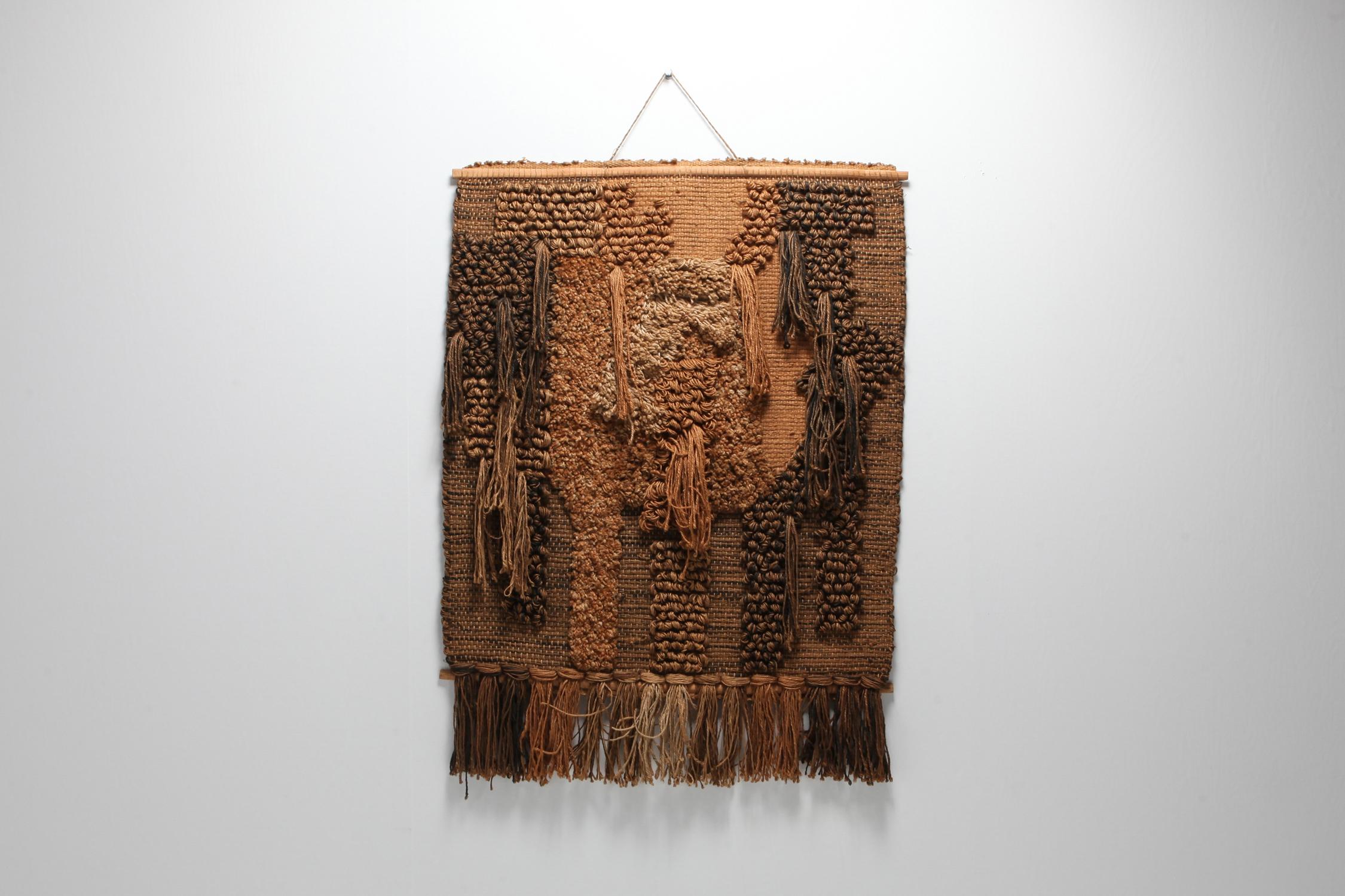 Vintage Macrame wall tapestry Belgium 1970s by Tapta
In the 1970s in Belgium a lot of artists like Veerle Dupont, Suzannah Olieux, Hetty Van Boekhout, Liberta Ferket en Edith Van Driessche expressed themselves with textile.
Beautiful earthy 'nude'