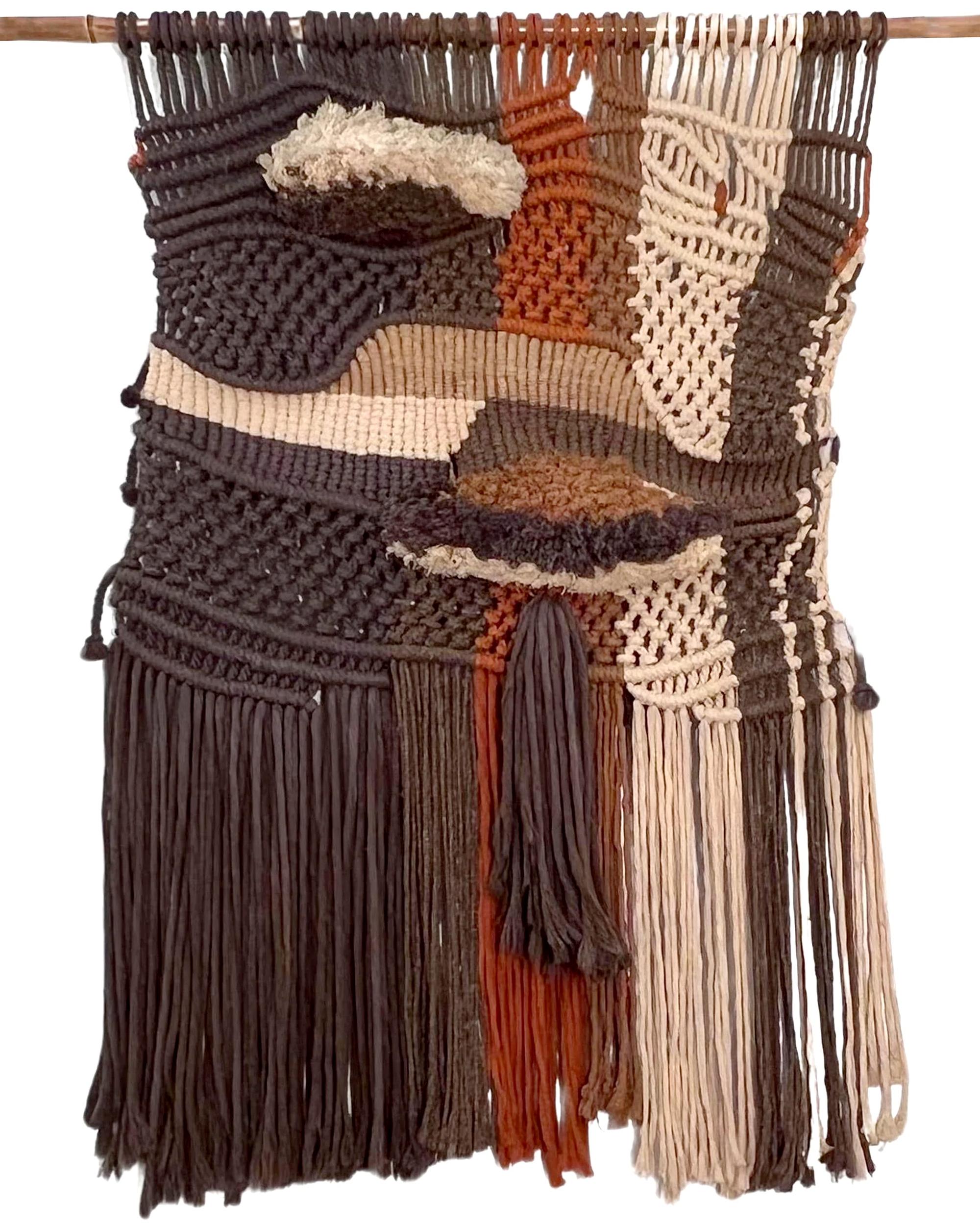 Macramé wall tapestry made in Spain in the 1970s. One-of-a-kind piece.
Hand-crafted with different textures and materials, creating original patterns and reliefs. Perfect condition. Signed in a cartouche, but signature illegible.

Width: 80 cm (31.5
