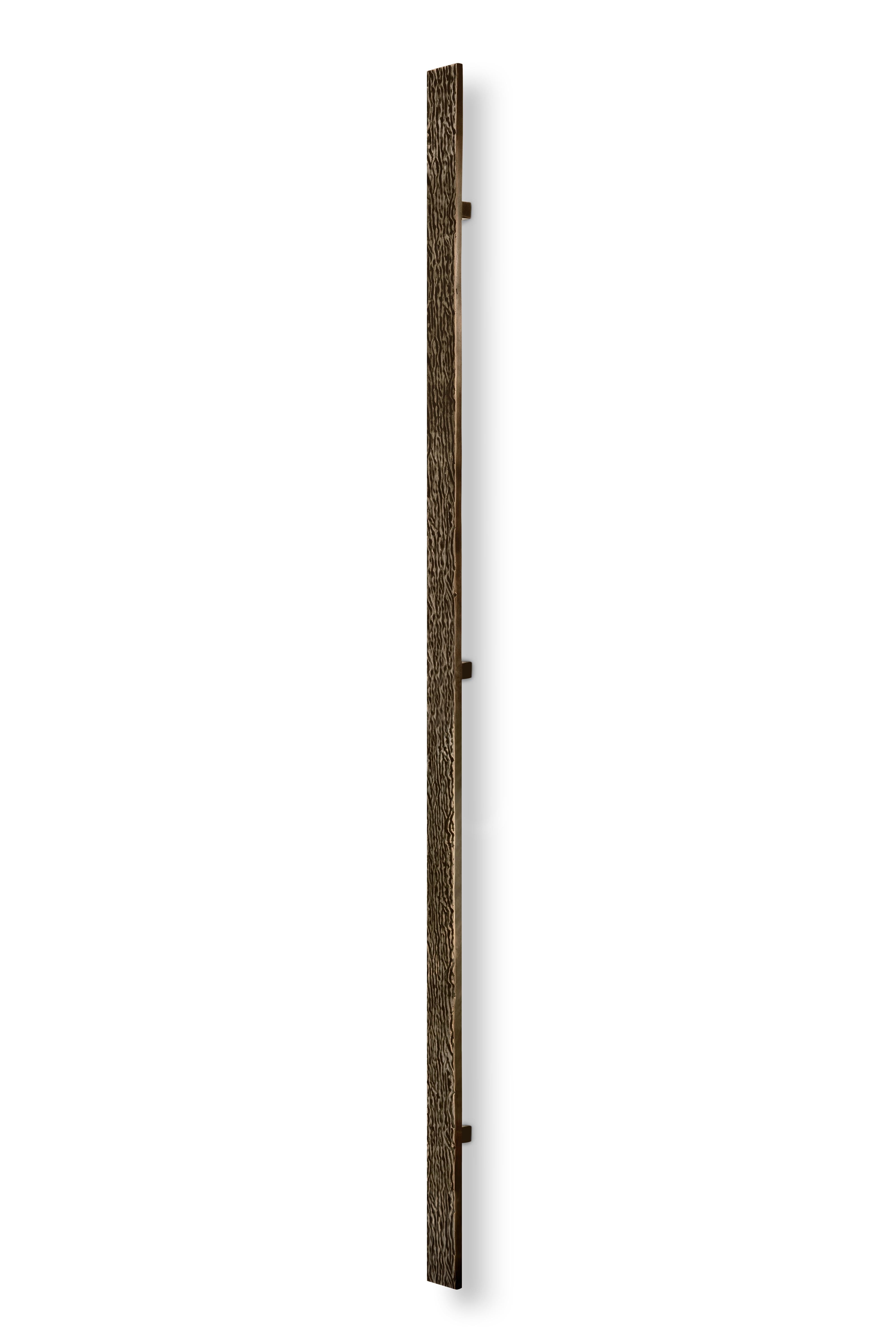 Macri Door Pull takes after the beautiful textures of nature. Mimicking the patterns of a tree that grows tall, aiming to the sky. This piece has charming lines that will provide delicate features to your interior design.