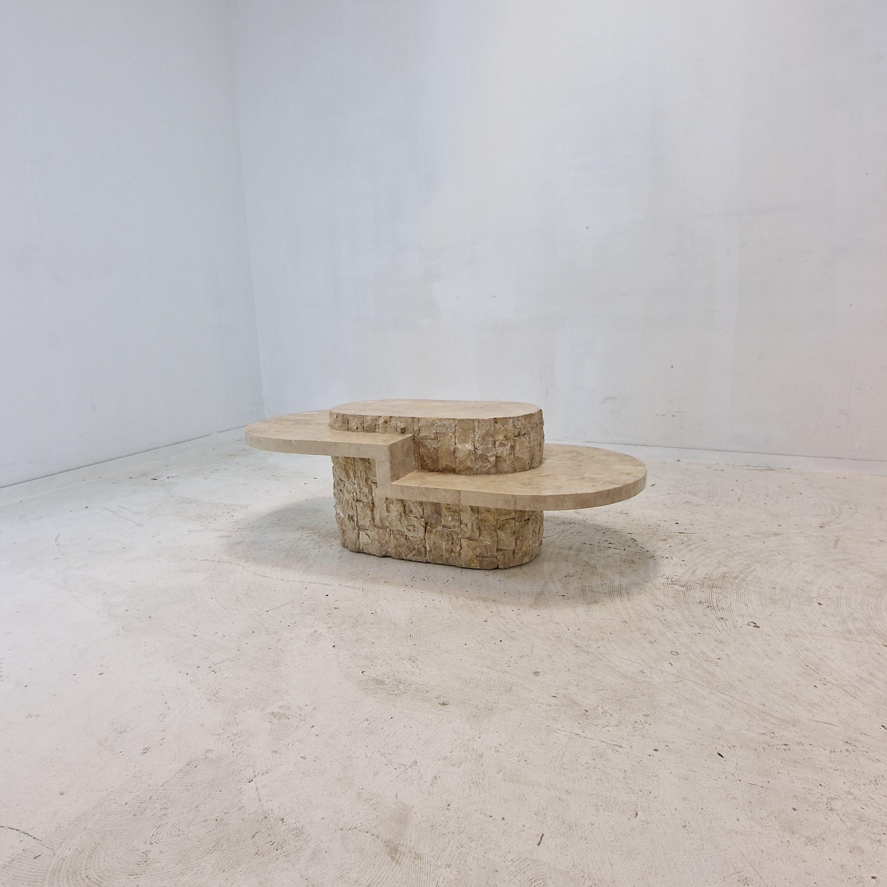 Very nice oval coffee or side table, fabricated in the 80's.

This stunning table is made of polished edged Mactan stone or Fossil stone.
The weight is around 18 kg (40 Lbs).

Please take notice of the beautiful patterns.

It has the normal traces
