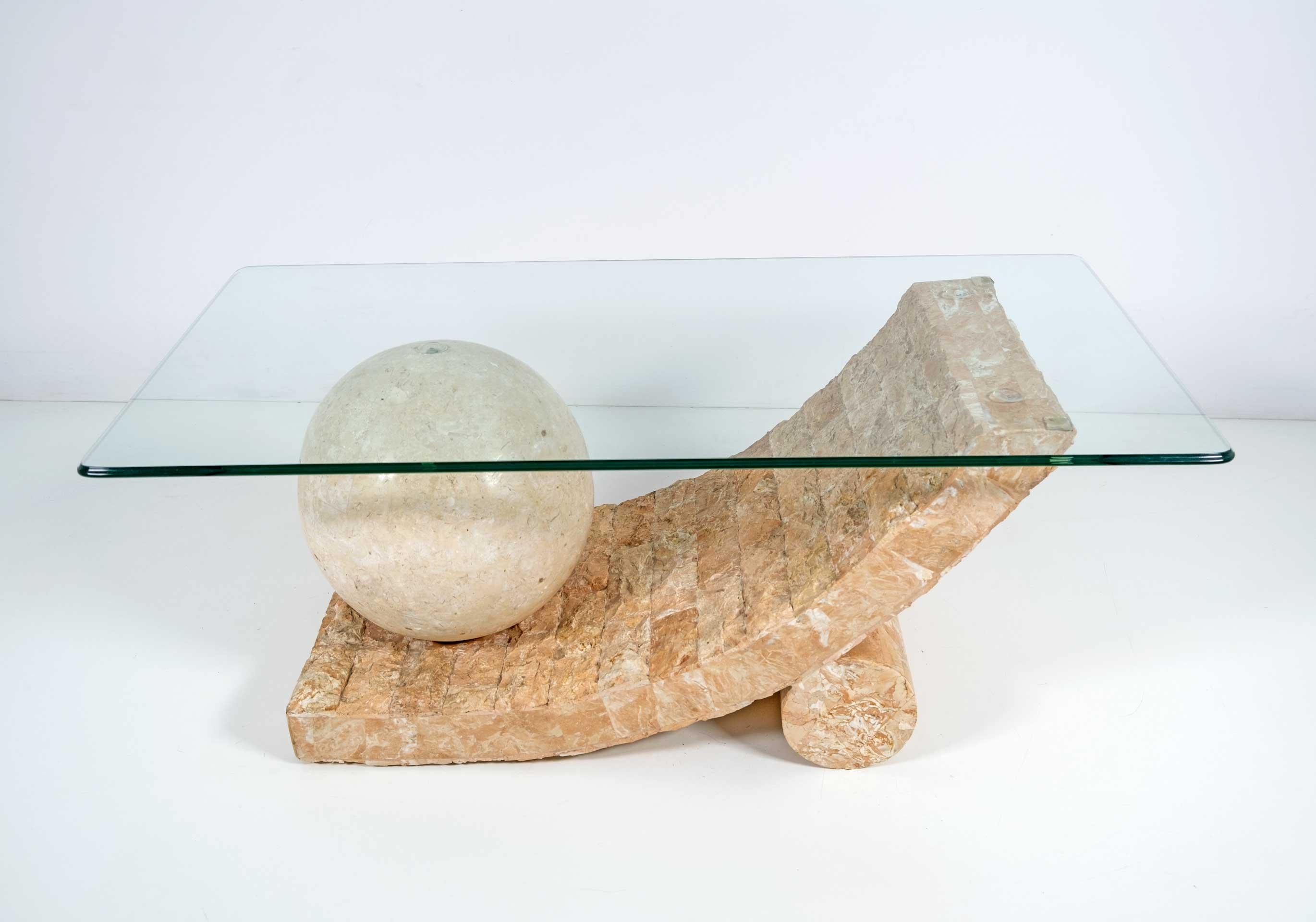 Schöner Couchtisch oder Beistelltisch von Magnussen Ponte, 1980er Jahre. Der schöne Sockel des Tisches ist aus Mactan-Stein oder Fossil-Stein gefertigt. Facettierte Glasplatte.