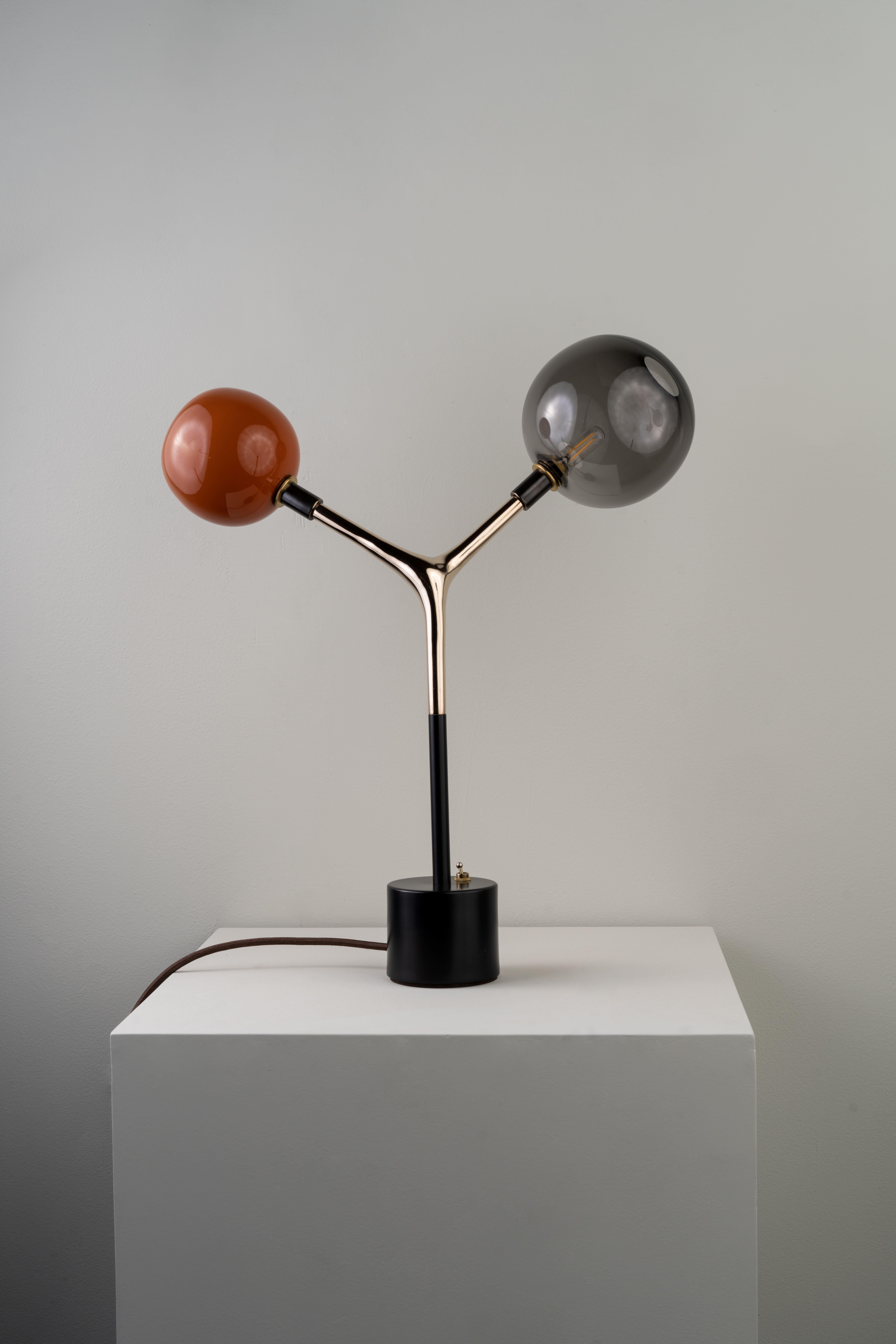 La lampe de table MÁCULA a été conçue pour la Collection S/One par l'artiste mexicaine Isabel Moncada. 

Mácula, la forme organique et asymétrique offre une présence simple mais charmante. La lumière chaude de couleur vermillon crée une ambiance