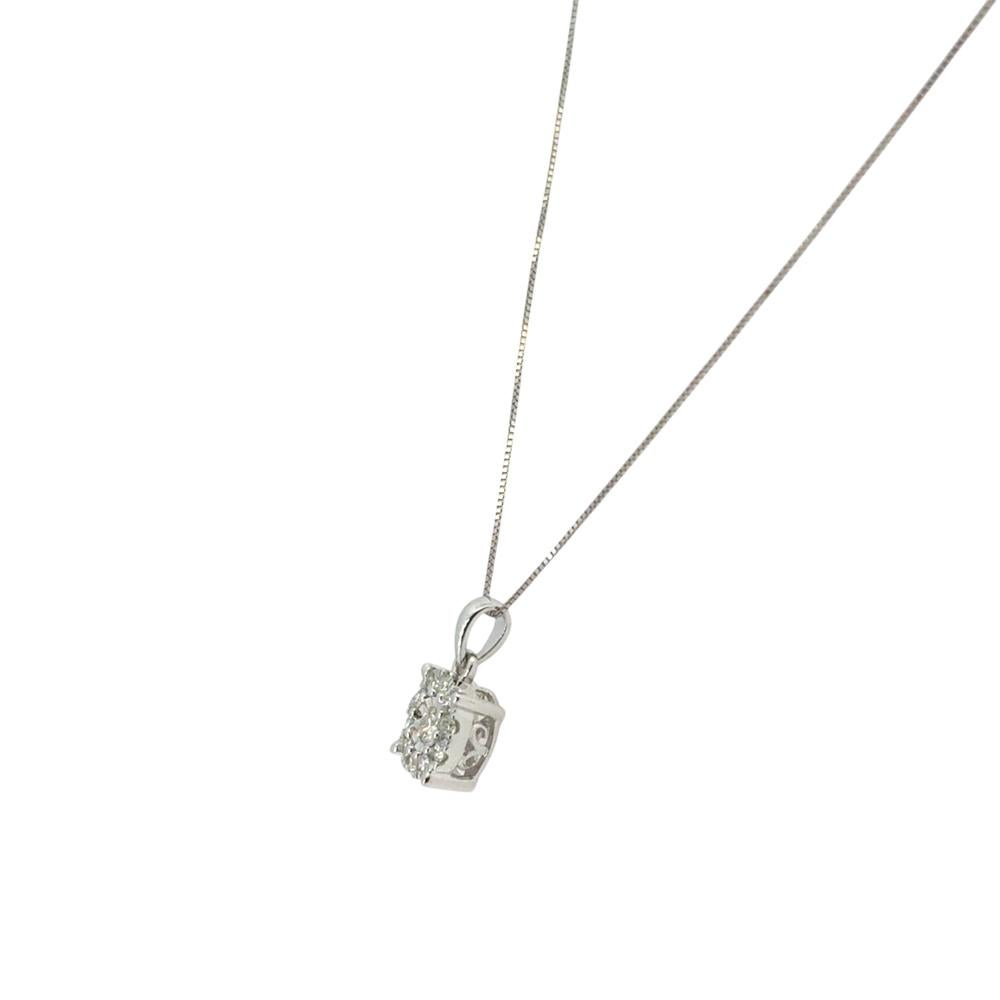 Collana con ciondolo con diamanti da 0,33 carati in oro bianco 14k di Macy & Co. In condizioni ottime in vendita a Boca Raton, FL