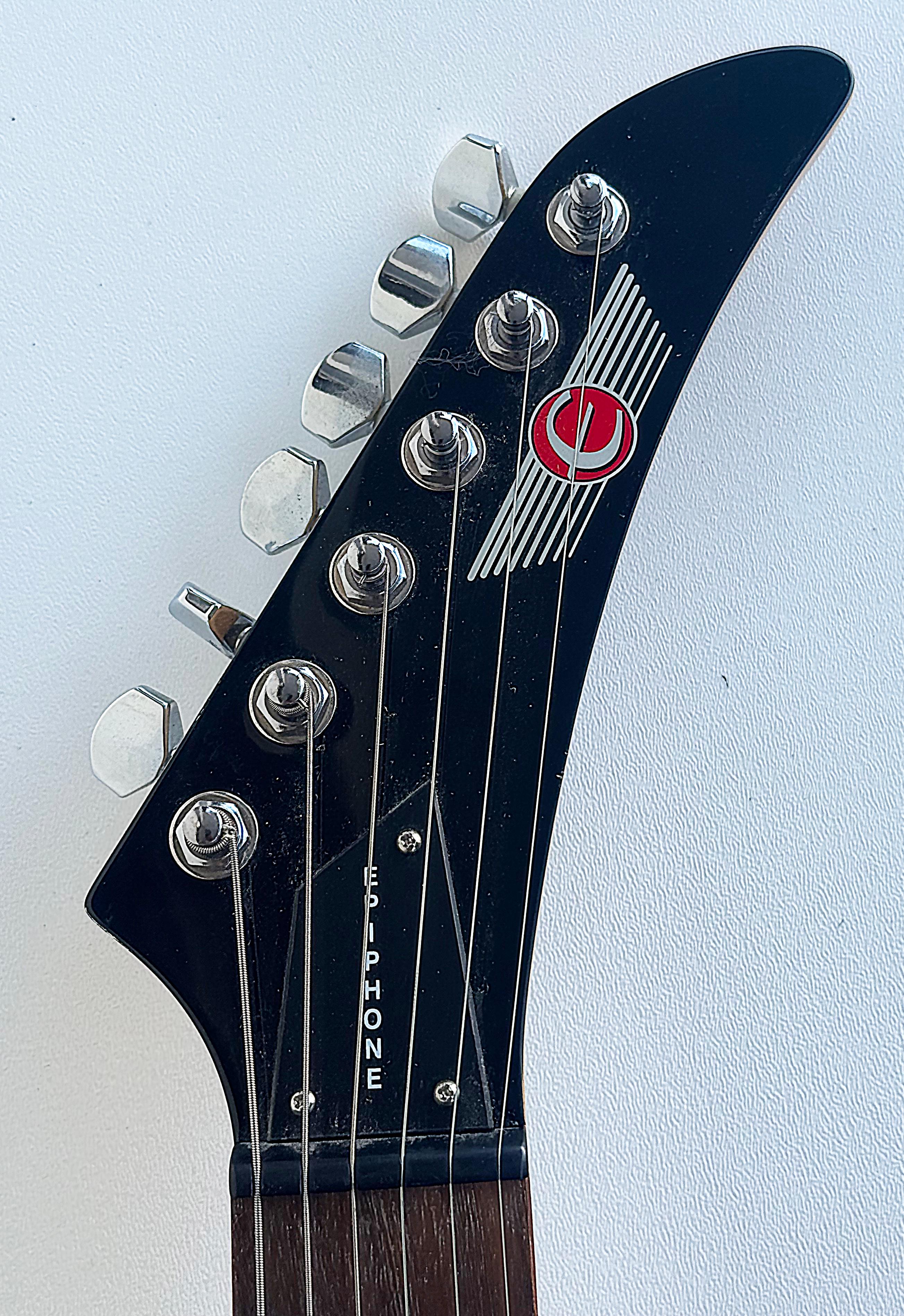 
Macy Gray, Dave La Chappelle Guitare électrique Epiphone dédicacée

Nous proposons à la vente une guitare électrique Epiphone dédicacée par Macy Gray et Dave La Chapelle pour le documentaire 