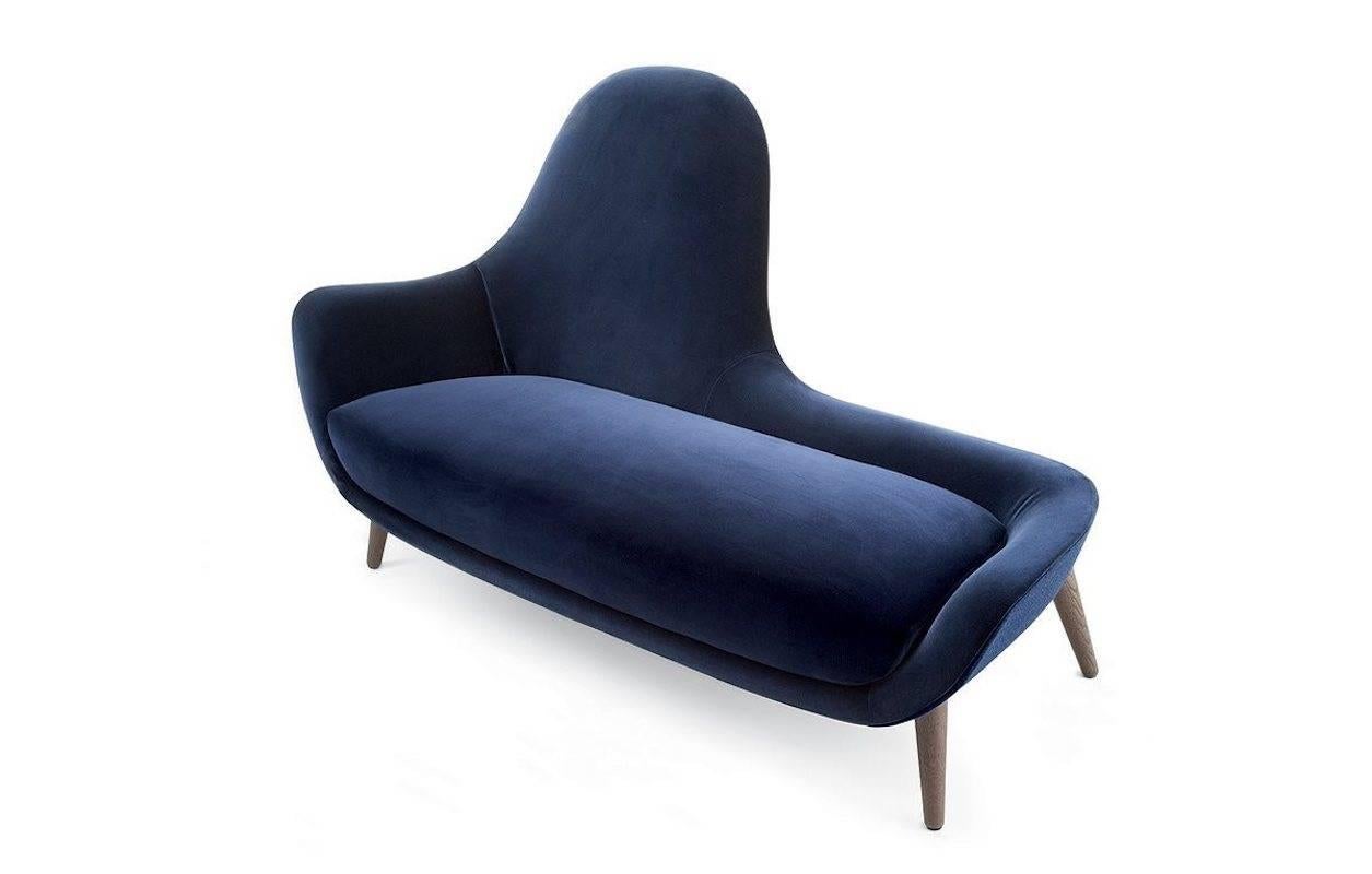 The mad chaise longue designed by Marcel Wanders is possible in fabric, velvet, quilted velvet or leather of the Poliform collection. The inner portion and outer shell can be realized in different material selections upon request. The legs are