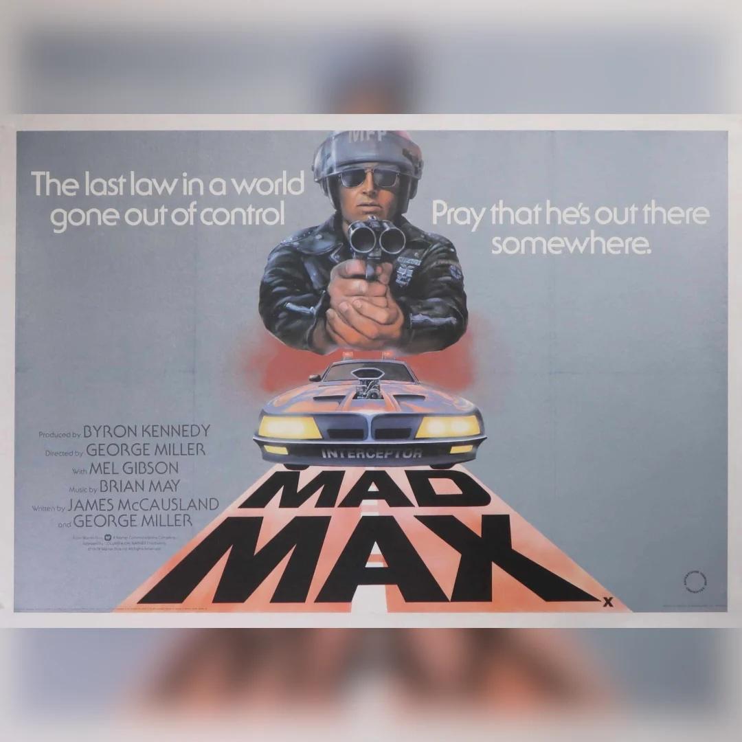 Mad Max (1979)
Original British Quad (30 X 40 Zoll)

Dieses originale britische Vierfachplakat stammt aus der britischen Erstveröffentlichung von George Millers bahnbrechendem Actionfilm Mad Max im Jahr 1979. Das von Tom Beauvais entworfene Design