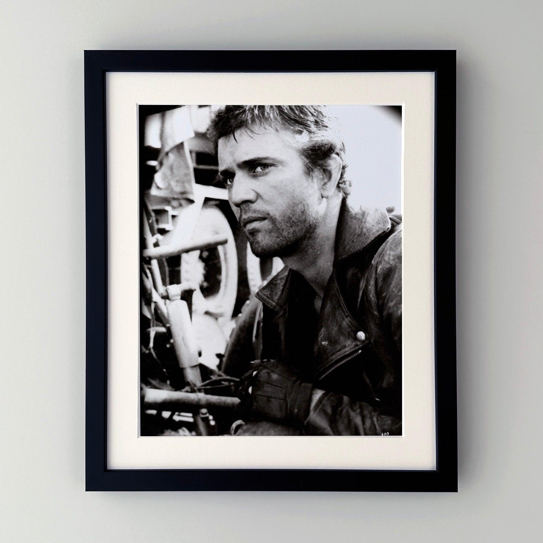 Original 8x10 Zoll Publicity Film Still für Mad Max 2 (1981) mit Mel Gibson in der Hauptrolle.

Werbefotos (Film/Produktion) wurden erstellt, um die Studios bei der Werbung für ihre neuen Filme zu unterstützen. Die Standbilder wurden den