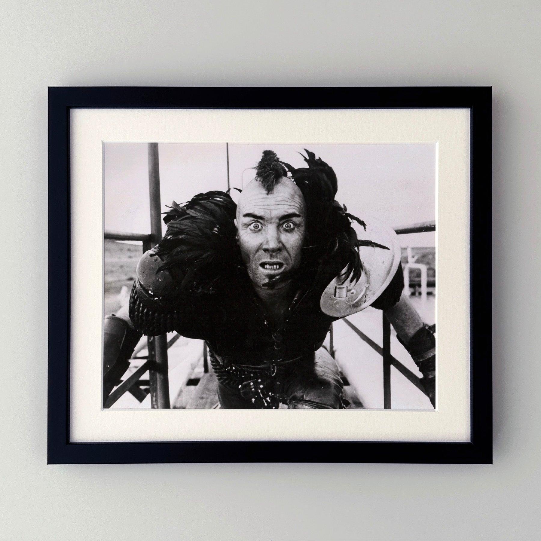 Photo publicitaire originale de 8x10 inches pour Mad Max 2 (1981) avec Mel Gibson.

Les photos de publicité (film/production) ont été créées pour aider les studios à promouvoir leurs nouveaux films. Les photos ont été incluses dans les dossiers de