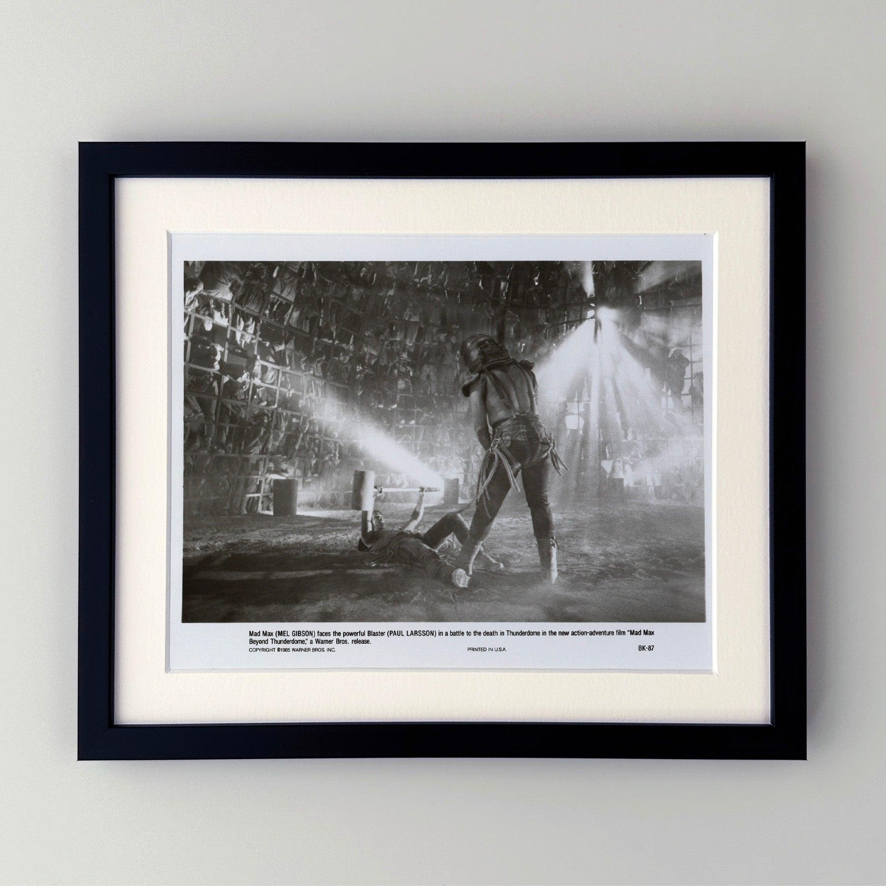 Photo de presse originale 8x10 inches pour Mad Max Beyond Thunderdome (1985) avec Mel Gibson, Tina Turner et Bruce Spence et réalisé par George Miller et George Ogilvie.

Les photos de publicité (film/production) ont été créées pour aider les