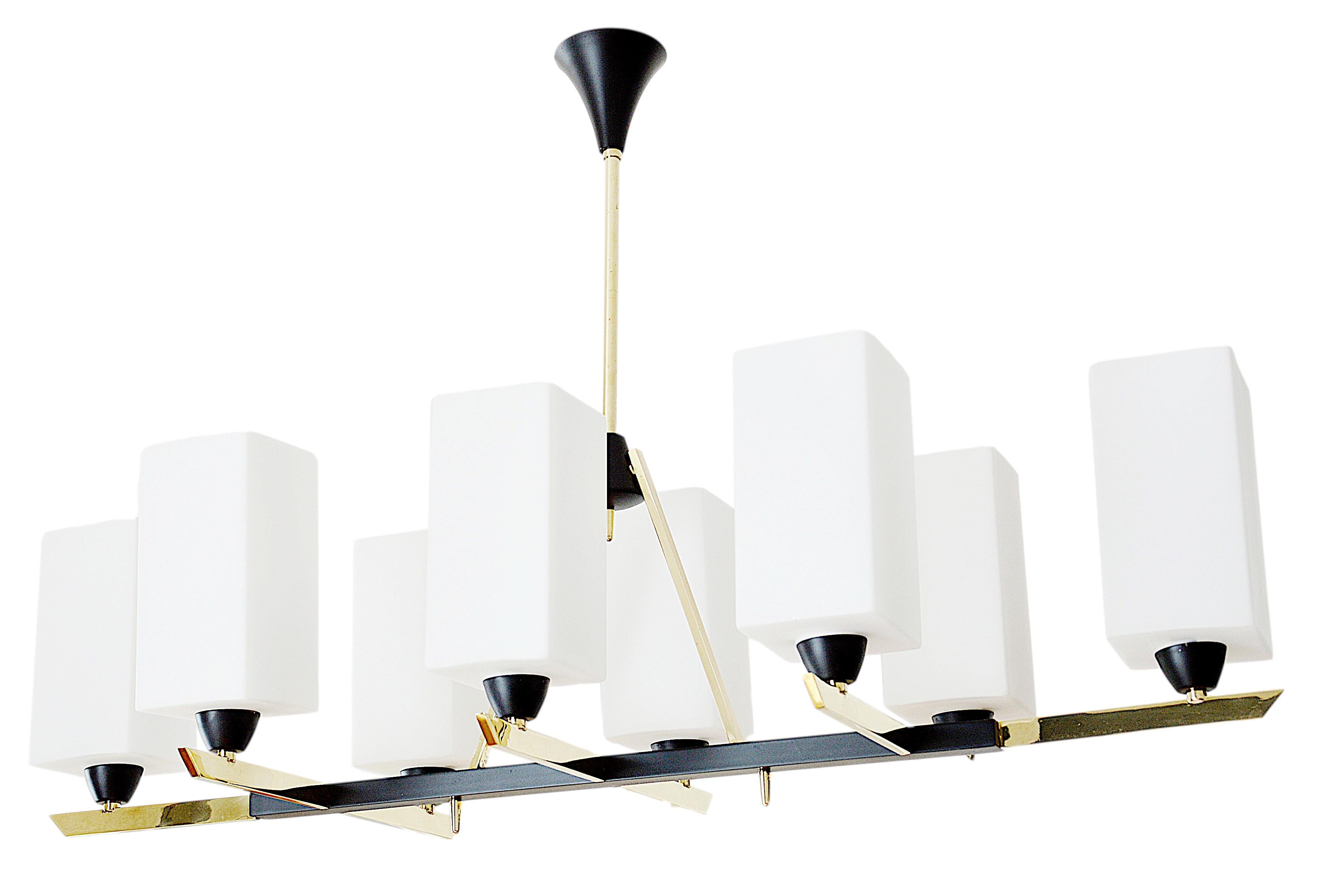 French midcentury chandelier by Arlus (Paris), France, 1950s. Arlus is a lighting brand appearing in the Mad Men series. Same period as Lunel and Stilnovo. 8 large parallelipipedic white glass shades. Brass and painted black metal. Measures: Height